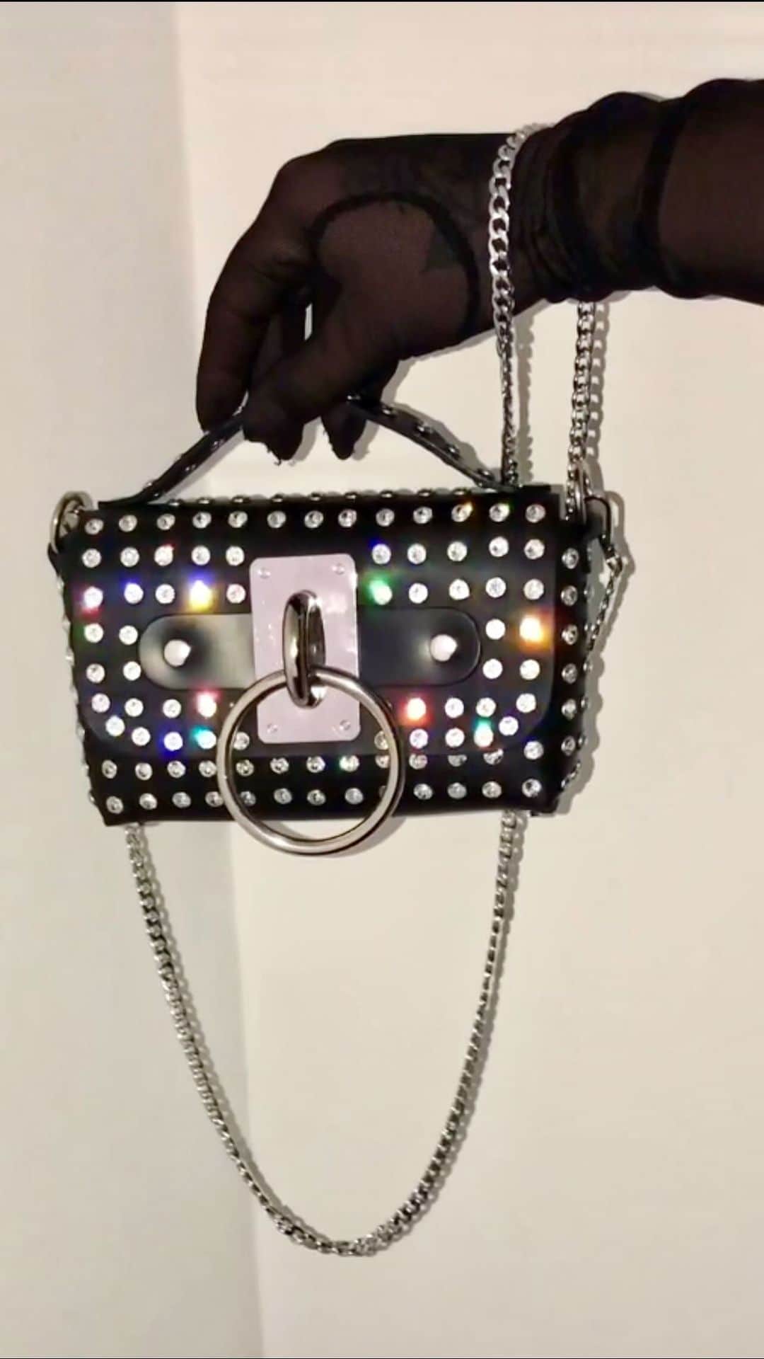 ZANA BAYNEのインスタグラム：「Get what I mean?  The Constellation Crystal Mini Choker Bag - All Swarovski, no filter needed  🎵 @slayyyter」