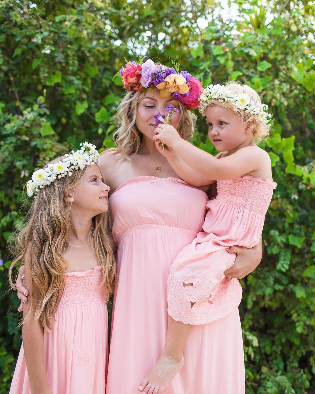 Angels By The Sea Hawaii Waikiki Based Boutiques ?Original clothing designed のインスタグラム：「Matching clothes double your smiles @angelsbythesea  一緒だから笑顔も二倍に  お揃いのお洋服で ご家族の記念日やお出掛けをより楽しく  Matching clothes make family anniversaries and outings more memorable.  👗 from @angelsbythesea  📸 @angelsbythesea  📍 Hawaii  @angelsbythesea has been Hawaii’s resort fashion brand based in Honolulu, Hawaii, since 2010. Please visit our online store 🌺www.angelsbytheseahawaii.com Owner Designer Nina Thai (Miss Waikiki) @nina_bythesea (日本語勉強中📚🙇🏻‍♀️) Please feel free to tag your pic for a chance to be featured!  ハワイのリゾートファッション、 エンジェルズバイザシー はミスワイキキである Nina Thai によって作られたハワイオリジナルファッションブランドです🌴日本語ウェブサイトはこちら www.angelsbytheseahawaii.jp  ハワイやリゾートファッションが好きな人は是非私達のアカウントをフォローして下さい🙌また私達の商品をポストする際にタグ付けしていただいたら私達からリポストされるチャンスがあります  #angelsbytheseahawaii #angelsbythesea #resortwear #hawaii #waikiki #matchingoutfits #matchymatchy #mommyandme  #ハワイ #ワイキキ #カイルア #ラニカイビーチ #シンプルコーデ #エンジェルズバイザシーハワイ #エンジェルズバイザシー #リゾートファッション #ハワイ限定 #リンクコーデ #家族コーデ #하와이스냅 #하와이허니문스냅」