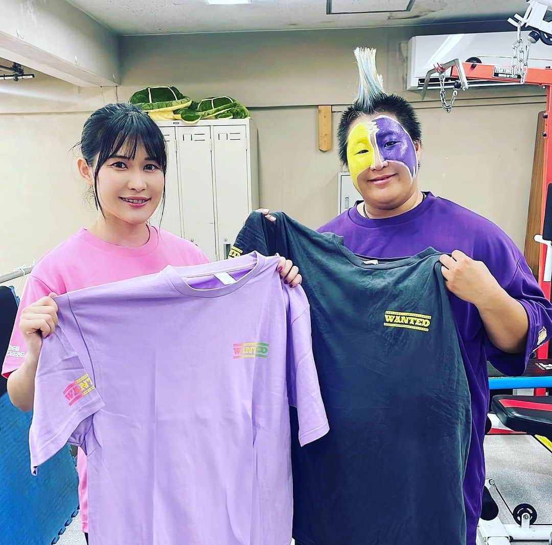 のインスタグラム：「「WANTEDTシャツ通販で全然売れてないね」という話をしていたら、そもそも通販で販売して無かった。という大事件が発覚しました😂😂😂  ↓こちらからご購入できます❣️ https://purej.thebase.in/items/78406319  左胸と右袖に谷もも手描きのWANTEDロゴが入っています。  カラー ・デニム  →黄色ロゴ ・ライトパープル  →緑黄ピンクグラデーションロゴ  サイズ S~３XL  ３８５０円（税込）  #PUREJ #WANTEDウォリアーズ #tシャツ  #グッズ」