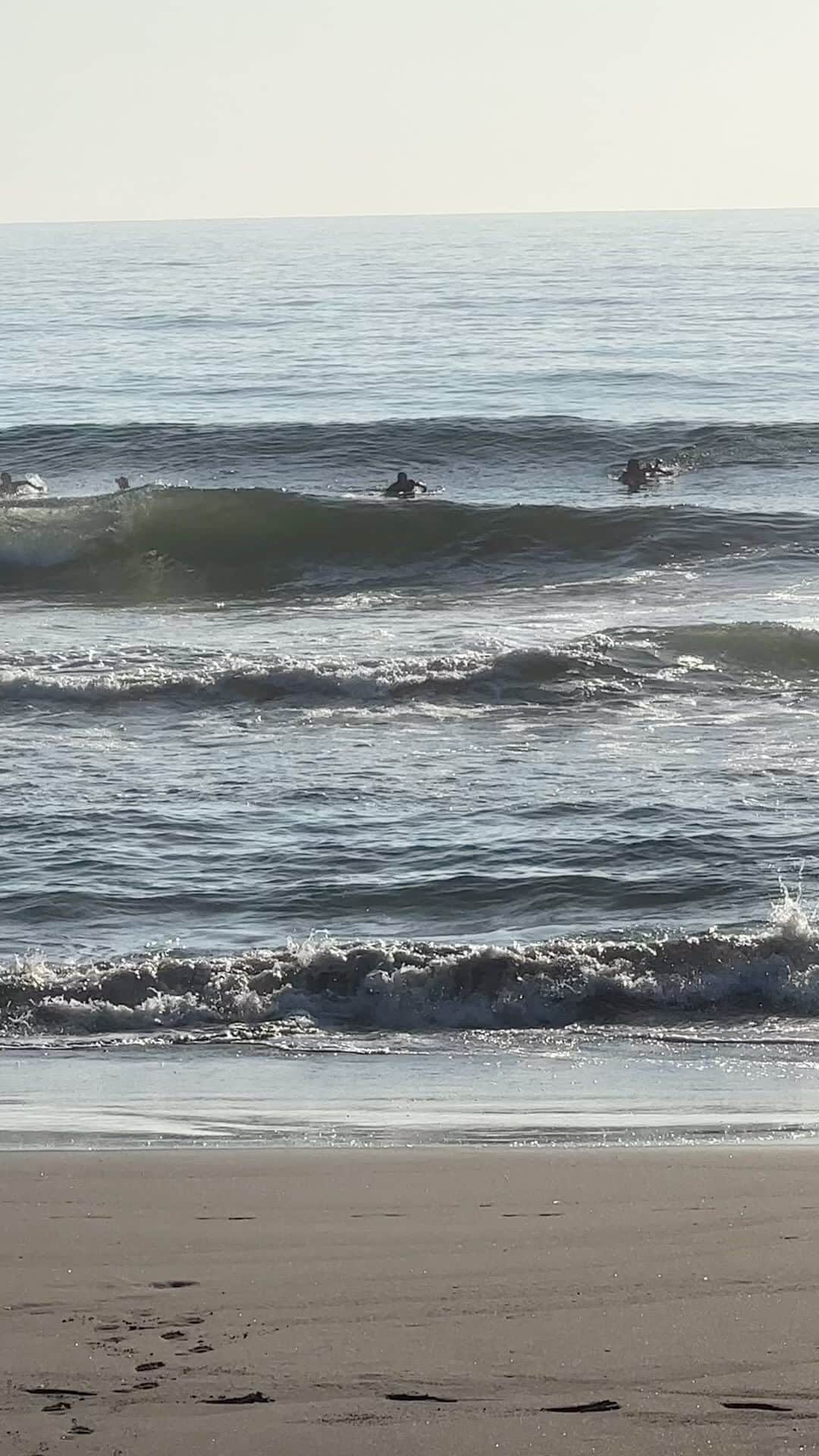 Isseki Nagaeのインスタグラム：「Morning Surf #surfing #surfinglife  水温今年一番の高さ。28度でほぼお湯！」