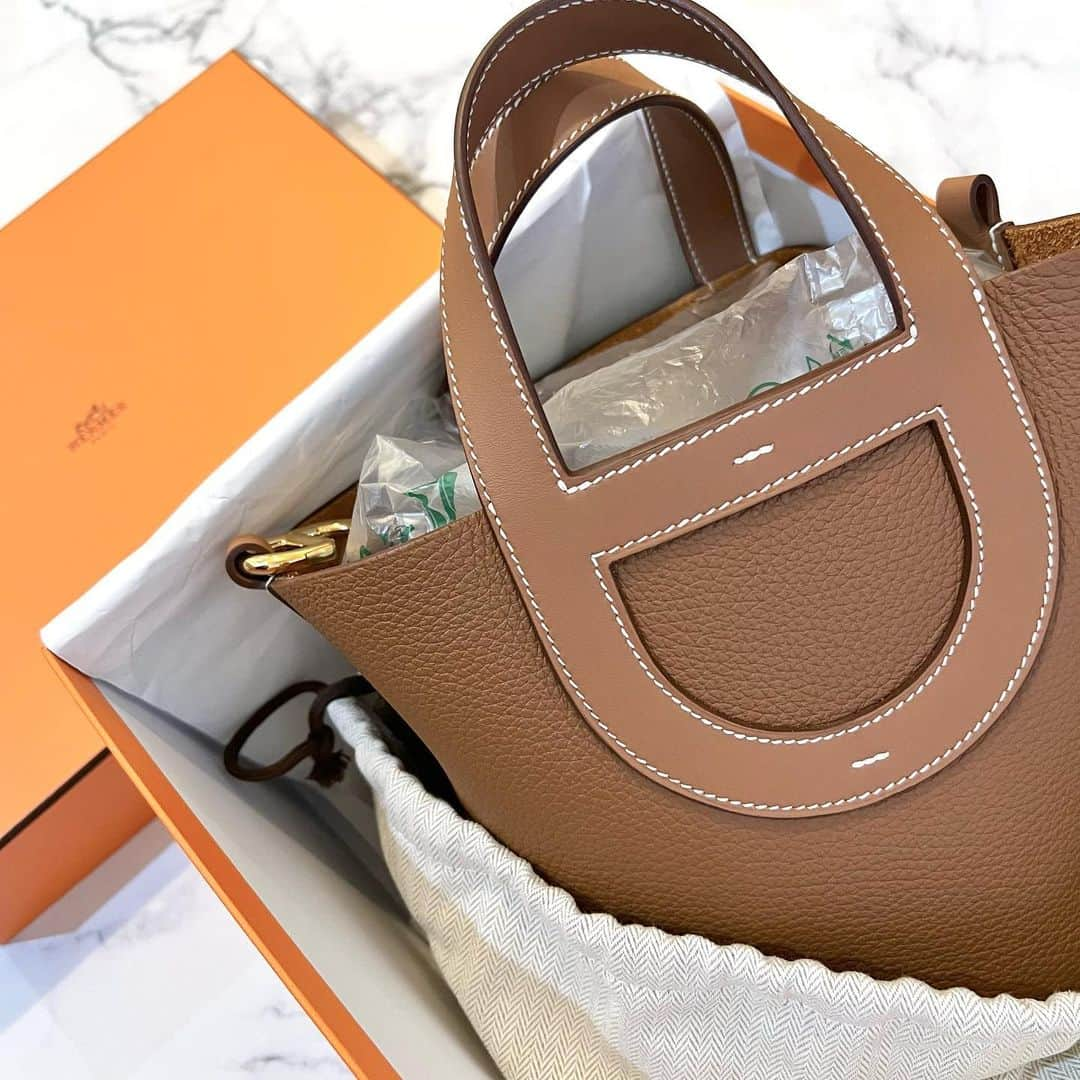 ゆめのインスタグラム：「HERMES🏇🍊  インザループ18👜⛓  シェーヌダンクル⛓のモチーフが 所々にあってかわいいっ♥♥  もう半年くらい前に買った気がするけど やっと載せれたーっっ😂😂❕ いろんな縁があってわたしのところへやってきた🥰💕  コロンとしててHERMESのバッグの中で1番使いやすくて出番も多い🥺♡  他の色も欲しいなぁー💞  #インザループ18 #HERMES #エルメス」