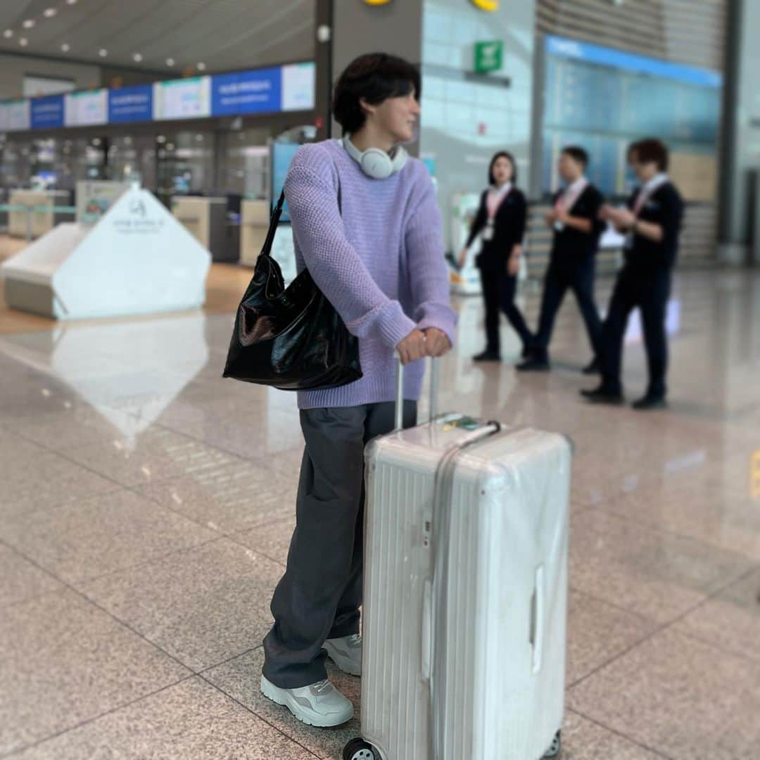 ユン・シユンのインスタグラム：「조심히 다녀오겠습니다~  이번 주말이 지나면 가을날씨래요🍂 모두 감기 조심하세요 😀  #윤시윤」