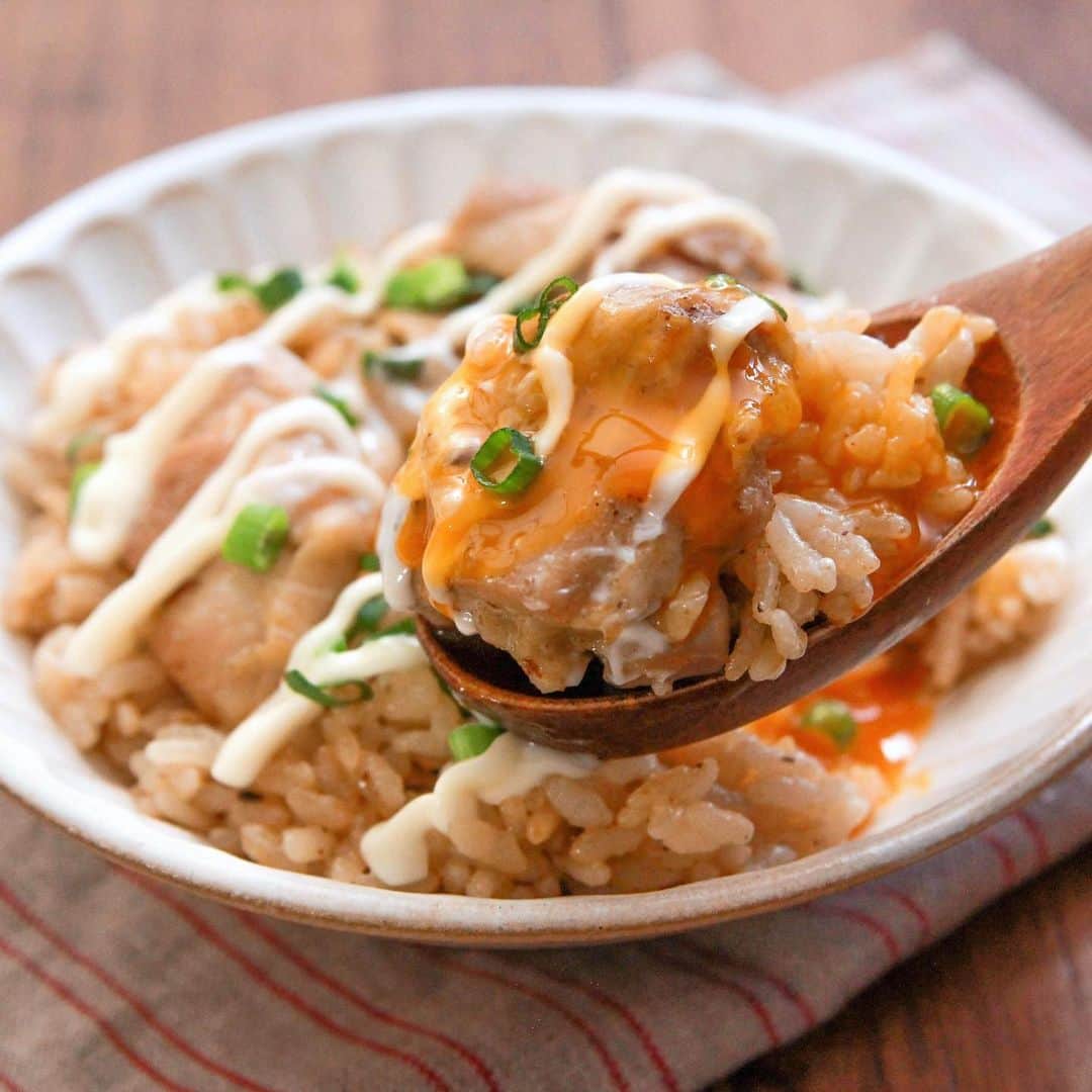五十嵐豪のインスタグラム：「これ炊飯器ポチるだけで【照り焼き風親子丼】できてめちゃくちゃ旨い。  旨さの決め手は「焼肉のたれ＋ちょい鶏ガラ」  2人分のはずが一人で食べ切る勢いで消えてきます…  研いだ米1合に水1合分注いでから水大1.5取り出し、焼肉のたれ大3、鶏ガラ小1/2混ぜ、塩胡椒した唐揚げ用鶏肉200gのせ 普通モードで炊き、醤油、胡椒で味調え青葱をキッチンバサミで切って散らし卵黄のせ、マヨかける。  鶏肉と調味料の旨みしみっしみなこの米が旨い。仕上げに七味かけるのおすすめです。  ・2人分 ・焼肉のたれは中辛がおすすめ ・水大1.5減らすことで米をいい具合のかたさに  #ズボラ飯#ズボラ主婦#ご飯記録#節約レシピ#時短レシピ#時短料理#毎日ごはん#節約料理#簡単料理#簡単ごはん#簡単レシピ#夕ご飯#お家ご飯#料理好き#レシピ#しかない料理#ツナ缶レシピ」