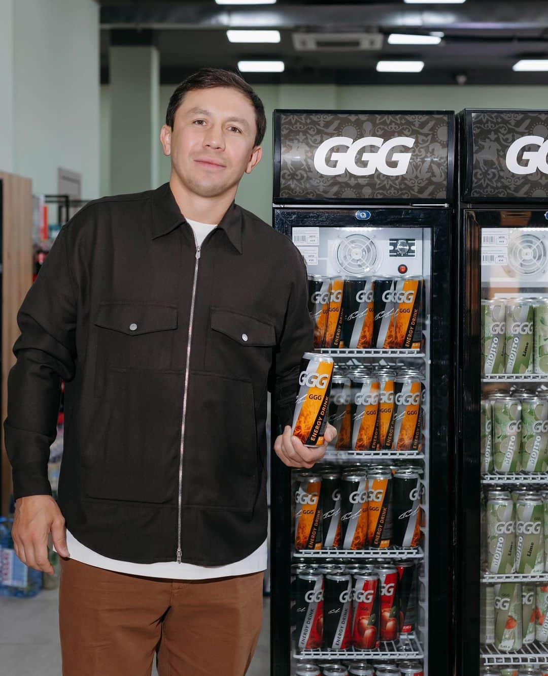 ゲンナジー・ゴロフキンのインスタグラム：「Протестил новую линейку GGG Energy & GGG Mojito. Спрашивайте в своих магазинах.  GGG Energy мен GGG Mojito сусындарының жаңа түрлерімен таныстым. Өз дүкендеріңізден сұраңыздар.   @gggcorporation」