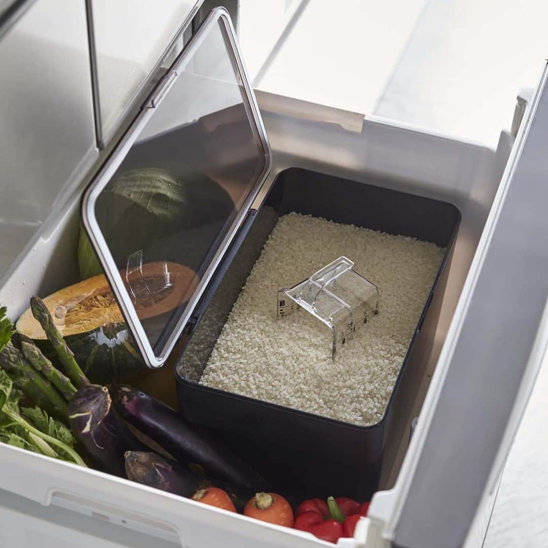 yamazaki_japanさんのインスタグラム写真 - (yamazaki_japanInstagram)「新米が店頭に並び始め、お米のおいしい季節がやってまいりましたね。 お米の鮮度を保ち、コンパクトに保存できる「密閉シンク下米びつ タワー 5kg計量カップ付」のご紹介です。  この米びつは5kgのお米を保存できます。 システムキッチンの引き出しや冷蔵庫の野菜室に収まる絶妙な大きさで、場所を取らず、スマートに収納できます。  米びつの蓋はパッキン付き。湿気や酸化を防ぎ、お米の鮮度が長持ちします。 透明の蓋だからお米の残量把握もラクラクです。蓋は大きく開くので、お米を掬いやすいのも嬉しいポイントです。  こちらの米びつには計量カップが付いています。 お米の残量が少なくなった時には、米びつの中央の溝にお米が集まるデザインとなっており、その溝に計量カップがジャストフィット！残り少ないお米もごっそりと簡単に掬うことができます。  大きな取っ手付きで、米びつの出し入れも簡単！ 快適＆簡単に利用できるように考えられたスタイリッシュな米びつ「密閉シンク下米びつ タワー 5kg計量カップ付」のご紹介でした。  ■SIZE 　米びつ：約W30×D19.7×H19.2cm 　計量カップ：約W7.8×D7.3×H7.4cm ■内容量 　本体：6L（お米：約5kg） 　計量カップ：180ml ■耐熱温度：90℃（米びつ）、100℃（計量カップ） ■耐冷温度：-40℃（米びつ・計量カップ）  --------------------------------- 山崎実業のコラムサイト「Simple Life Lab.」も運営中◎ 暮らしのアイデアや、漫画ヤマクマちゃんなど様々なコンテンツが掲載されています。 是非ご覧ください。 https://lab.yamajitsu.co.jp/ ---------------------------------  #home #tower #タワー #密閉シンク下米びつタワー5kg計量カップ付 #密閉シンク下米びつ #米びつ #密閉 #ライスストッカー #お米 #新米 #米収納 #収納 #暮らし #丁寧な暮らし #シンプルライフ #キッチン #キッチン収納 #おうち #収納 #シンプル #スタイリッシュ #モダン #便利 #おしゃれ #雑貨 #yamazaki #山崎実業 #ヤマジツ」9月15日 12時01分 - yamazaki.home.channel