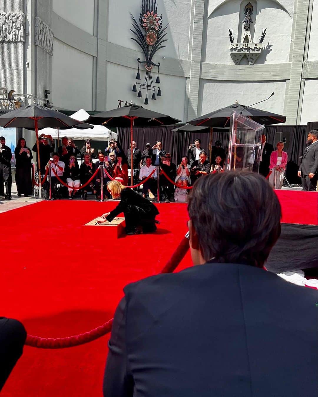 イ・ビョンホンのインスタグラム：「#yoshiki #Xjapan #TCLchinesetheater #handandfootprinting」