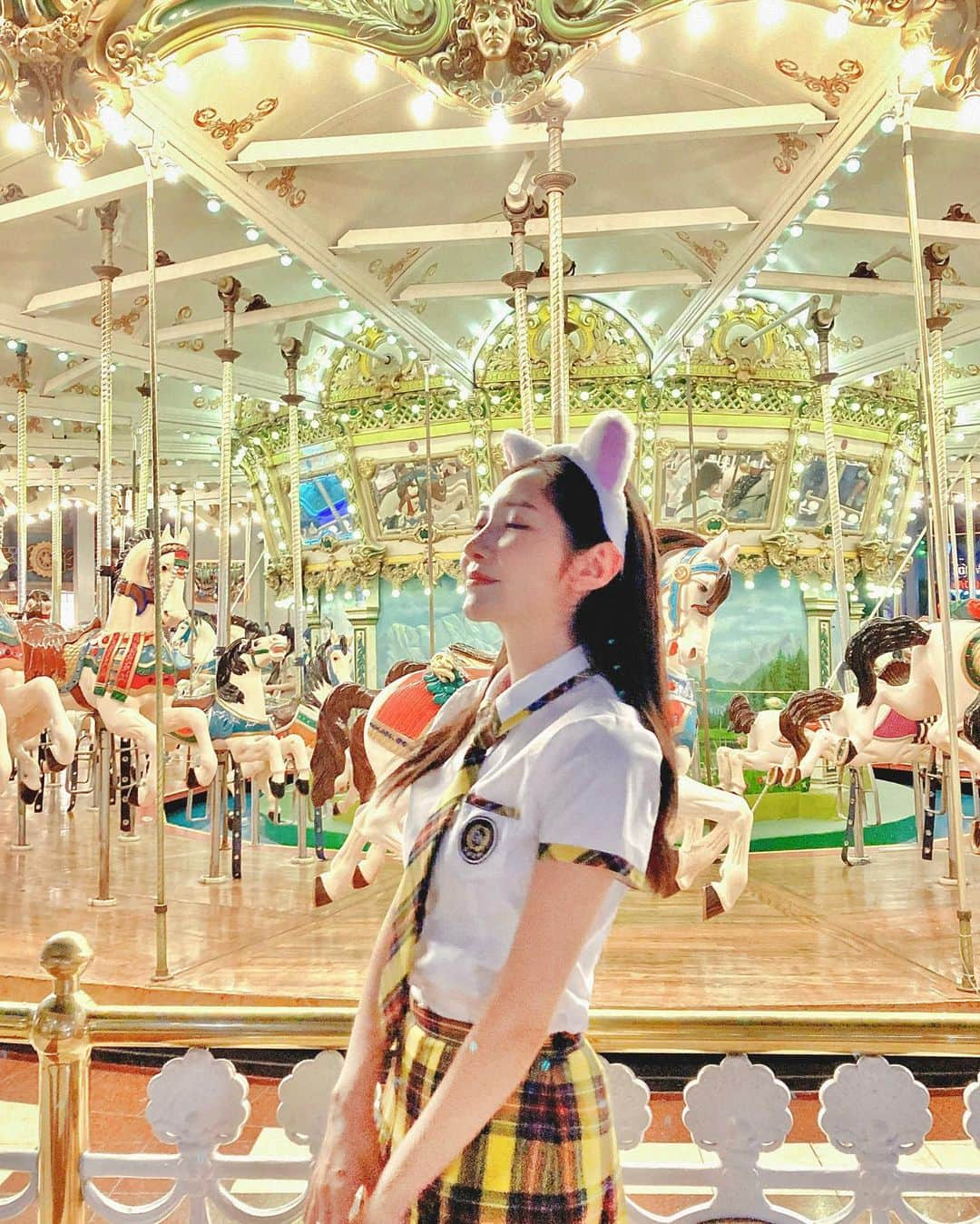 李起林のインスタグラム：「Merry Go Round🦄 . . #롯데월드 #lotteworld #일상 #교복 #교복스타그램 #ootd」