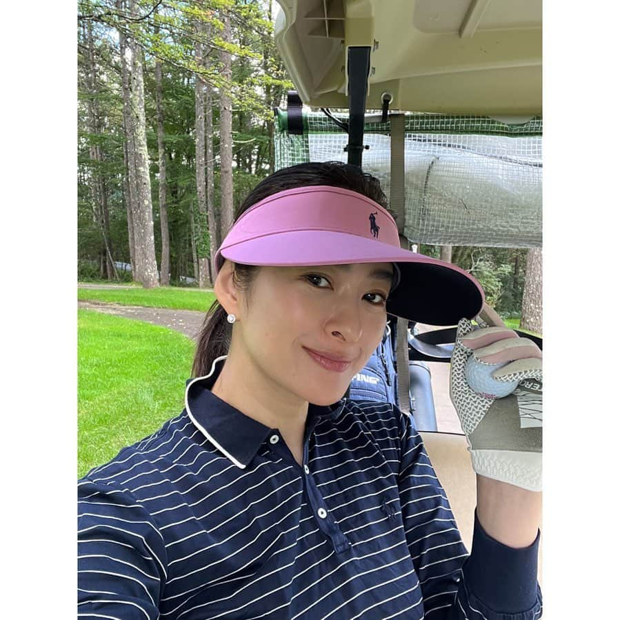 秋本祐希さんのインスタグラム写真 - (秋本祐希Instagram)「先日の軽井沢２日目⛳️ クラブハウスのshopで見つけたピンクのバイザー この日のポロシャツと同じ RLX Golfだったし即決 全身ネイビーに華やかさをプラスしてくれた🩷 たまには可愛いらしい色も気分変わっていいね☺︎ #golf #rlxgolf #golfwear #ネイビーとピンク  って好き☺︎」9月15日 12時15分 - ayuuki0908