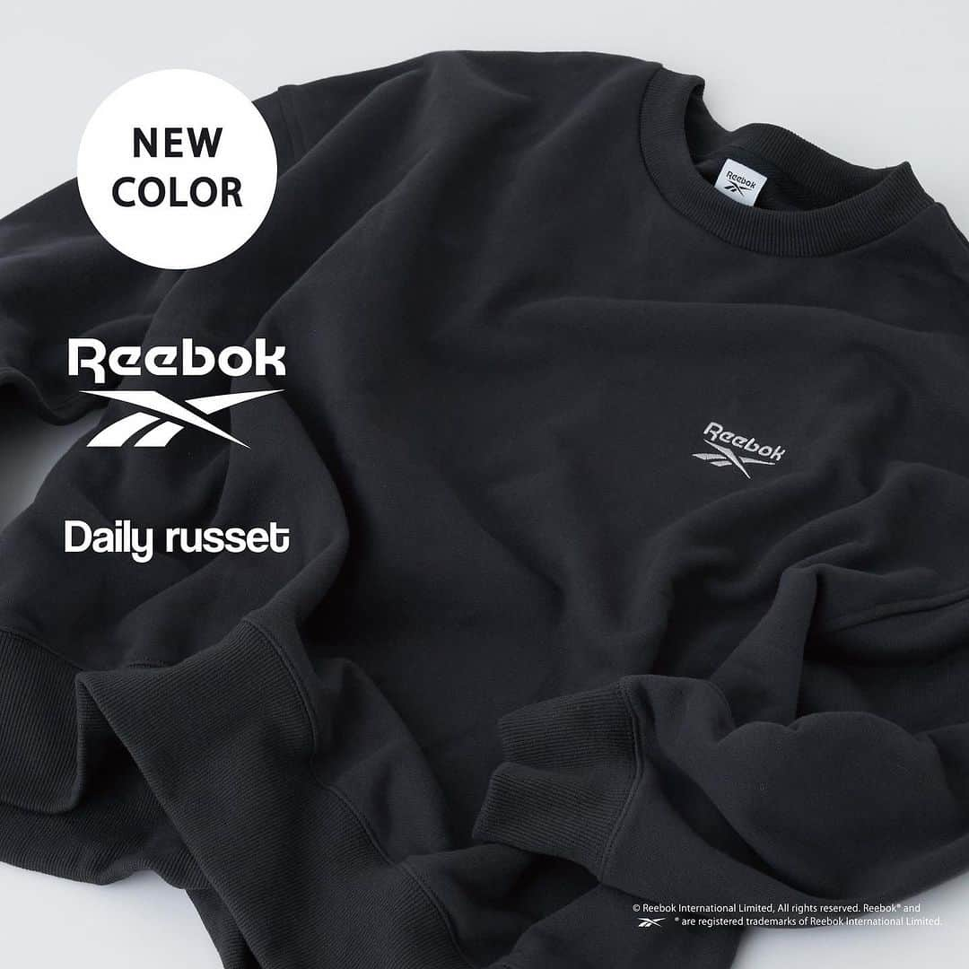 Daily russetのインスタグラム：「. 【Reebok別注】新色追加  オーバーサイズフィットなゆったりとしたスウェット。 胸元の「Reebok」の刺繍が目を惹くデザインです。 刺繍カラーはDaily russetオリジナルで、秋冬コーデのワンポイントに。 ゆるっとオーバーサイズで着るのが可愛いアイテムです。 レディースLサイズ相当、メンズMサイズ相当なので、ユニセックスで着用いただけます。  また9/14より新色「ブラック」が追加されました。 くすんだスミクロカラーで、普段のコーデに取り入れやすい色味です。  ▼商品情報 「【Reebok別注】スウェット」 ¥6,600（税込）  ▼オンラインストアにてご購入いただけます －PAL CLOSET（公式オンラインストア） －ZOZOTOWN －Rakuten fashion  _________________________  ［Daily russet］  50代の母も、20代のわたしも、選べるデイリーアイテム。 気取らずに、いつも等身大のわたしで。  ◻︎詳しくはこちらから @daily_russet  _________________________  ※現在はオンラインストアのみの販売となります。 . .  #dailyrusset #デイリーラシット  #お出かけコーデ　 #ショルダーバッグ #ショルダーバッグコーデ #大人カジュアルコーデ   #シンプルコーデ #カジュアルファッション #カジュアルコーデ #秋コーデ #秋物コーデ #秋バッグ #秋先取りコーデ #秋先取り #スウェット #スウェットコーデ #スウェットプルオーバー #オーバーサイズ #リーボック #リーボックコーデ #秋服 #秋服コーデ    #大人カジュアル  #着回しコーデ  #dailyrusset_2023」