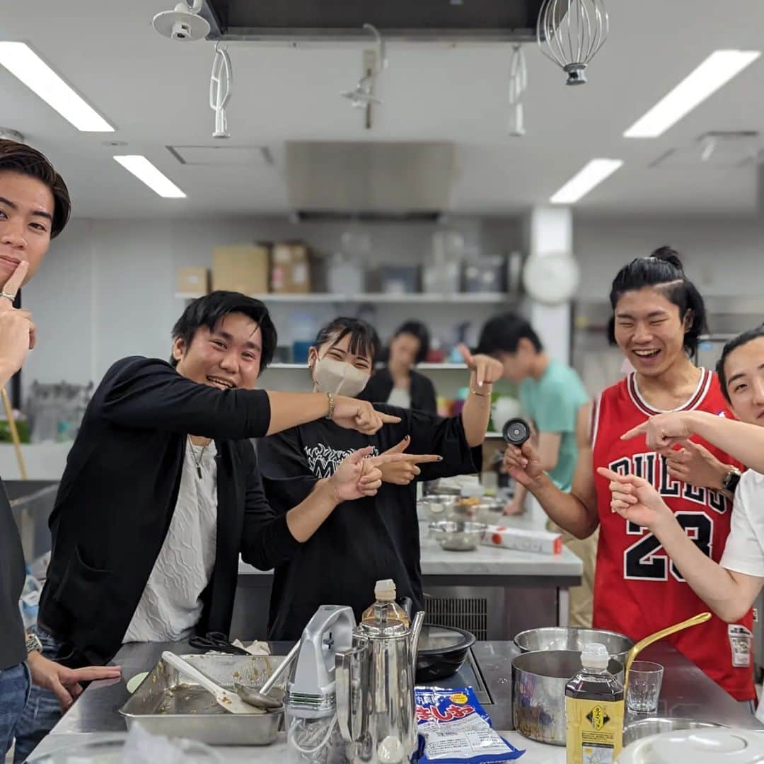 東京観光専門学校さんのインスタグラム写真 - (東京観光専門学校Instagram)「#バーテンダー の男の子たちはとにかく賑やかですが、実習室のうしろではしっかり #販売実習 用のケーキを作っている女の子たち🍰💕  今日もお客様に食べて笑顔になれる ご飯とスイーツ、ドリンクを販売します😆  まだまだ暑いので冷たいドリンクも ありますよ〜💗  12:30〜カフェ実習室にて🫶 #東京観光専門学校　#カフェサービス学科　#フードクリエイト学科　#今日のお昼　#今日のランチ　#今日のご飯　#パティシエ　#バリスタ　#バーテンダー　#レストランサービス」9月15日 12時09分 - tokan_1967