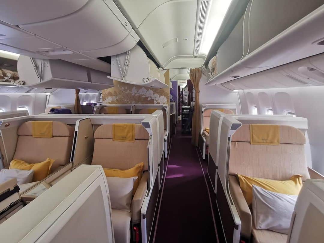 タイ航空のインスタグラム：「Begin your adventure with a welcome in Thai Airways Royal First Class. ✈️✨ Comfy seating, Thai hospitality service, and a journey like no other await you. Where will your next adventure take you? 🌍   #ThaiAirways #RoyalFirstClass #TravelInStyle #seat #service #flythai」