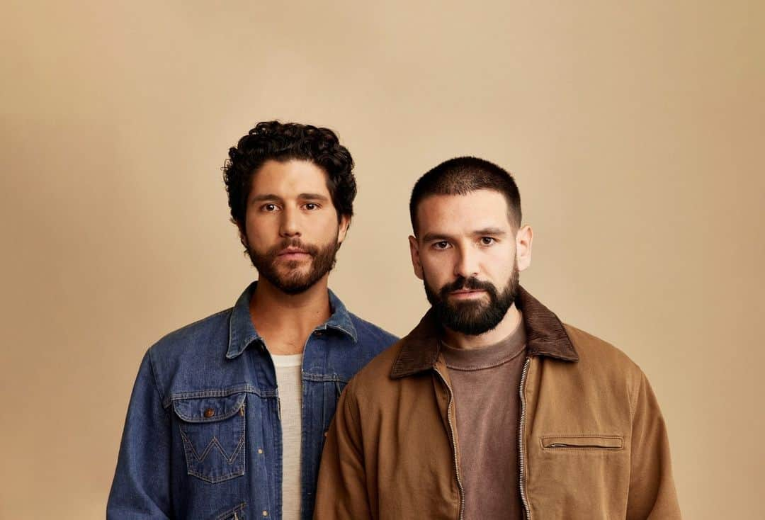 のインスタグラム：「If you're a neon cowgirl, raise your hand 🤠🙋‍♀️ #BiggerHouses from @DanAndShay is out now on Amazon Music!」