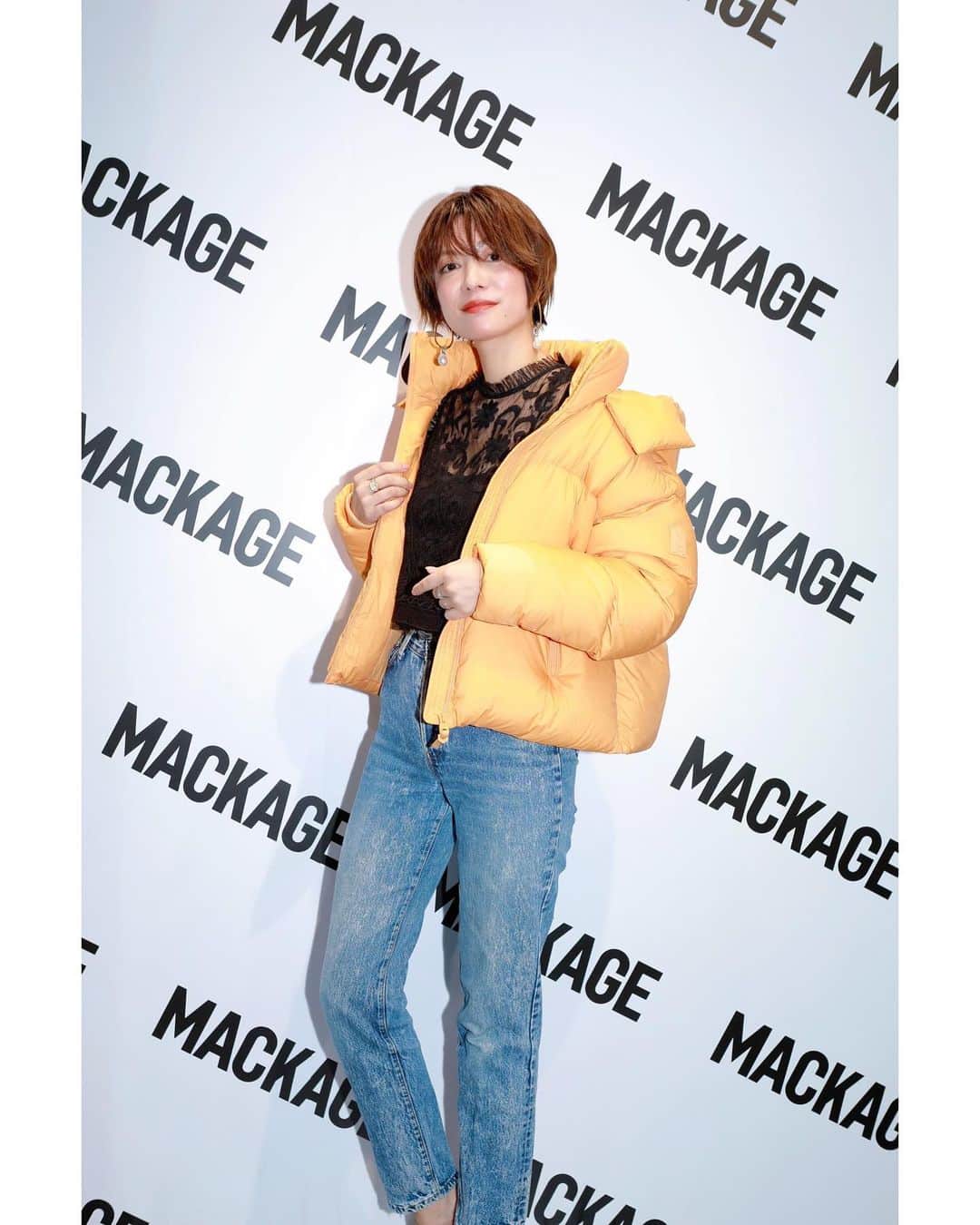 のインスタグラム：「南青山に9/16オープンする、カナダ モントリオール発のアウターブランド“MACKAGE” @mackage のレセプションへ🥳  デザイン豊富で機能性バッチリなアウターが沢山で、どれもこれも気になったけど、 試着したオレンジ色のダウンは、顔まわりがパッと明るくなって、軽いのに暖かくてサイコーでした🤟 そんでもって、久しぶりに事務所のモデル勢揃いで華やかな夜だったな〜🧚  #mackage #マッカージュ#ダウン#pr」