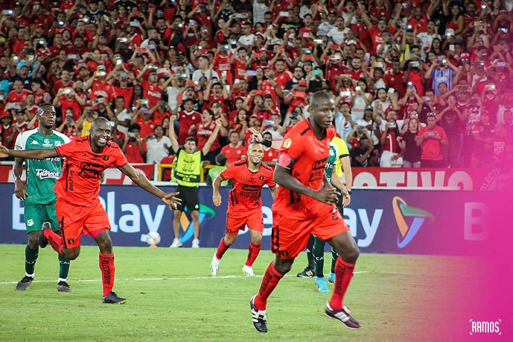 アドリアン・ラモスのインスタグラム：「Trabajaremos siempre con honestidad y para verdades el tiempo 🙏🏾 Vamos @luispaz1719 🙏🏾」