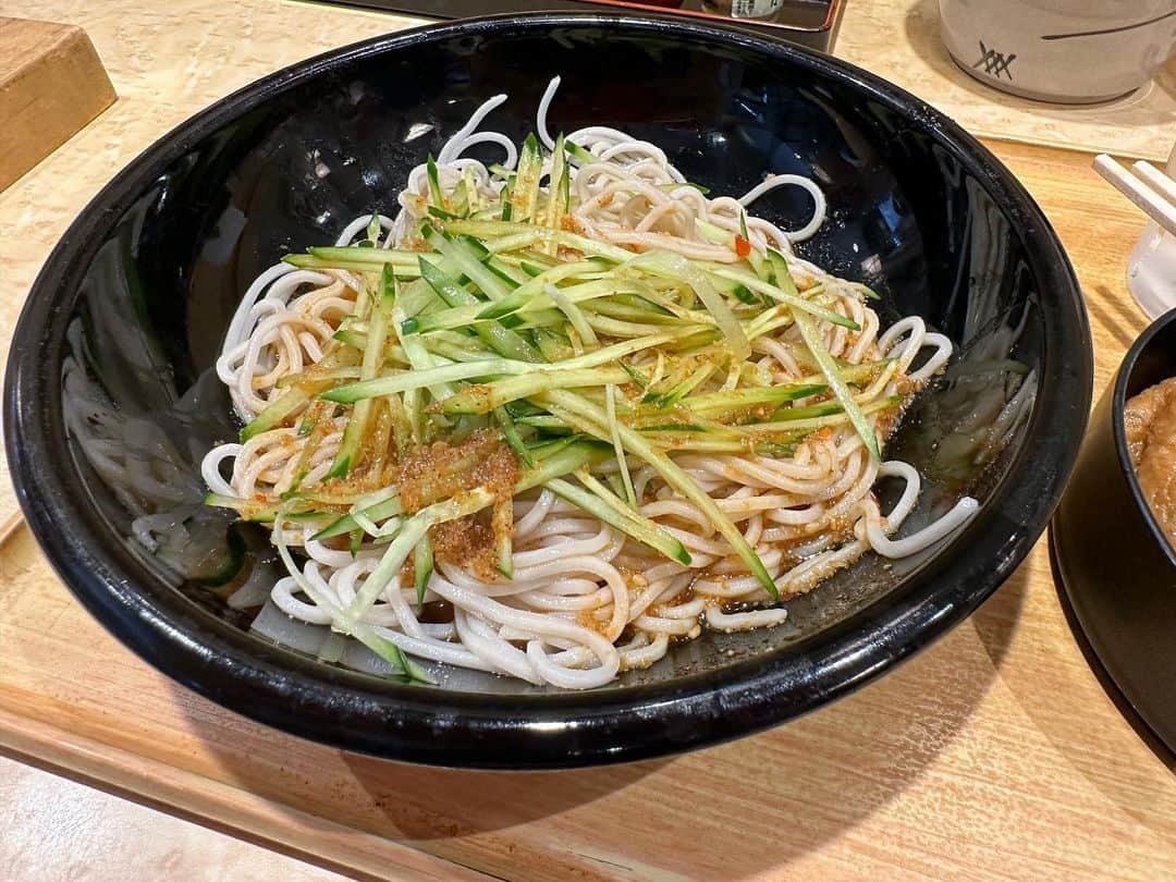 のインスタグラム：「今日のランチは、四川冷麺（そば）。そして、いつも私がお昼時に休憩していた昭和館。ここの中広場が武道館方面からの心地よい風が常に吹いていたので、暑い日もしのげてました😊 勤め人に復帰してはや半年、このエリアで良かったなぁと思います。来週からはちょっとオシャレなエリアなのでランチ代が心配😅  #ランチ #今日のランチ #四川冷麺 #そば #昭和館」