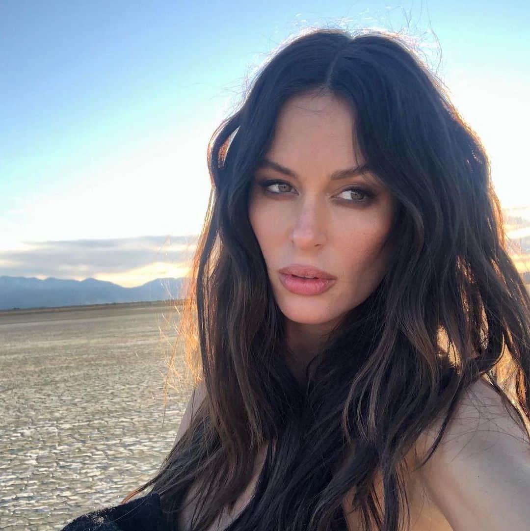 ニコール・トルンフィオのインスタグラム：「When in need of grounding, go to the desert 🏜️」