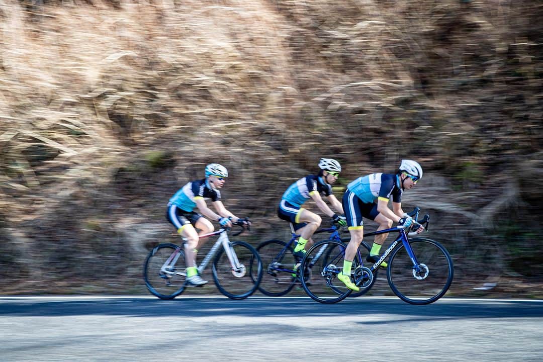 KhodaaBloomのインスタグラム：「自転車メーカー ホダカ株式会社 (所在地：埼玉県越谷市、代表取締役社長：堀田宗男) のスポーツバイクブランド「KhodaaBloom (コーダーブルーム)」は、2023ラインナップから継続して販売を続ける「継続モデル」の一部において、価格改定し値下げすることといたしました。また、仕様の見直しをおこなったお求めやすい生活応援価格モデルを発売することといたしました。生活インフラ・必需品の値上げが続く昨今において、自転車を通じてお客様の生活を応援します。新価格は2023年9月16日（土）より適用いたします。  自転車業界においては、円安や人件費向上などの様々な要因で値上がりが続き、初心者が購入しやすい、いわば入門機であっても値上がりが続いたことで、消費者にとってサイクリングは趣味として気軽に始められない状態になっておりました。  弊社ではサイクリング文化の推進・拡大を企業理念に掲げ、「スポーツバイクの裾野を広げる」ことを使命にブランド活動を行ってまいりました。エントリーユーザーの減少は業界全体の課題であり、将来に渡ってサイクリング、自転車が愛されるものであるために、サイクリングが広く誰でも楽しめる趣味でなければならないと考えております。そこで弊社では今こそ消費者の皆さまに還元し、業界を盛り上げていくために生活応援価格を設定させていただきました。  今後も自転車業界を盛り上げ、スポーツバイクの裾野を拡大させていくために取り組んでまいります。  対象モデルの一覧など詳細は公式HPからご確認ください。 https://khodaa-bloom.com/?p=29649」