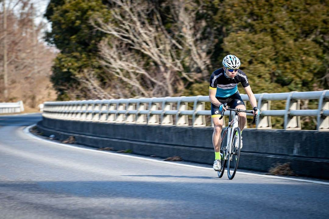 KhodaaBloomさんのインスタグラム写真 - (KhodaaBloomInstagram)「自転車メーカー ホダカ株式会社 (所在地：埼玉県越谷市、代表取締役社長：堀田宗男) のスポーツバイクブランド「KhodaaBloom (コーダーブルーム)」は、2023ラインナップから継続して販売を続ける「継続モデル」の一部において、価格改定し値下げすることといたしました。また、仕様の見直しをおこなったお求めやすい生活応援価格モデルを発売することといたしました。生活インフラ・必需品の値上げが続く昨今において、自転車を通じてお客様の生活を応援します。新価格は2023年9月16日（土）より適用いたします。  自転車業界においては、円安や人件費向上などの様々な要因で値上がりが続き、初心者が購入しやすい、いわば入門機であっても値上がりが続いたことで、消費者にとってサイクリングは趣味として気軽に始められない状態になっておりました。  弊社ではサイクリング文化の推進・拡大を企業理念に掲げ、「スポーツバイクの裾野を広げる」ことを使命にブランド活動を行ってまいりました。エントリーユーザーの減少は業界全体の課題であり、将来に渡ってサイクリング、自転車が愛されるものであるために、サイクリングが広く誰でも楽しめる趣味でなければならないと考えております。そこで弊社では今こそ消費者の皆さまに還元し、業界を盛り上げていくために生活応援価格を設定させていただきました。  今後も自転車業界を盛り上げ、スポーツバイクの裾野を拡大させていくために取り組んでまいります。  対象モデルの一覧など詳細は公式HPからご確認ください。 https://khodaa-bloom.com/?p=29649」9月15日 12時30分 - khodaabloom