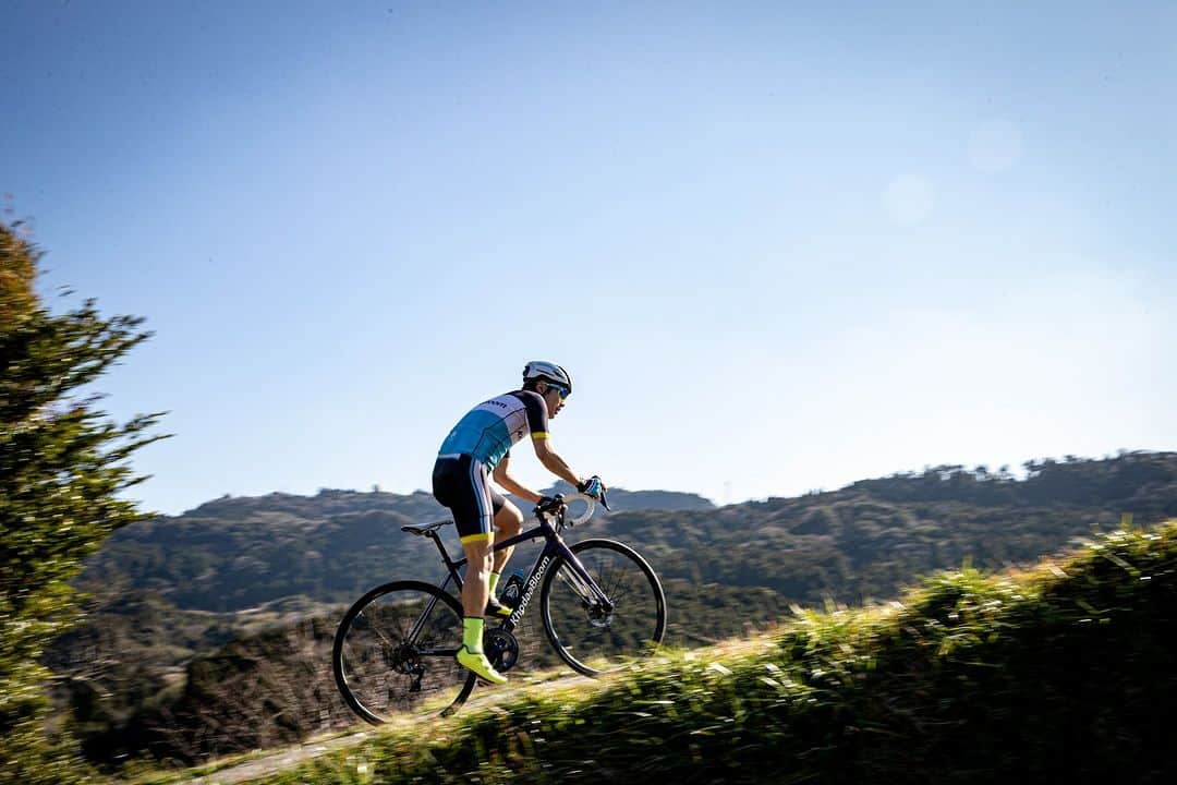 KhodaaBloomさんのインスタグラム写真 - (KhodaaBloomInstagram)「自転車メーカー ホダカ株式会社 (所在地：埼玉県越谷市、代表取締役社長：堀田宗男) のスポーツバイクブランド「KhodaaBloom (コーダーブルーム)」は、2023ラインナップから継続して販売を続ける「継続モデル」の一部において、価格改定し値下げすることといたしました。また、仕様の見直しをおこなったお求めやすい生活応援価格モデルを発売することといたしました。生活インフラ・必需品の値上げが続く昨今において、自転車を通じてお客様の生活を応援します。新価格は2023年9月16日（土）より適用いたします。  自転車業界においては、円安や人件費向上などの様々な要因で値上がりが続き、初心者が購入しやすい、いわば入門機であっても値上がりが続いたことで、消費者にとってサイクリングは趣味として気軽に始められない状態になっておりました。  弊社ではサイクリング文化の推進・拡大を企業理念に掲げ、「スポーツバイクの裾野を広げる」ことを使命にブランド活動を行ってまいりました。エントリーユーザーの減少は業界全体の課題であり、将来に渡ってサイクリング、自転車が愛されるものであるために、サイクリングが広く誰でも楽しめる趣味でなければならないと考えております。そこで弊社では今こそ消費者の皆さまに還元し、業界を盛り上げていくために生活応援価格を設定させていただきました。  今後も自転車業界を盛り上げ、スポーツバイクの裾野を拡大させていくために取り組んでまいります。  対象モデルの一覧など詳細は公式HPからご確認ください。 https://khodaa-bloom.com/?p=29649」9月15日 12時30分 - khodaabloom