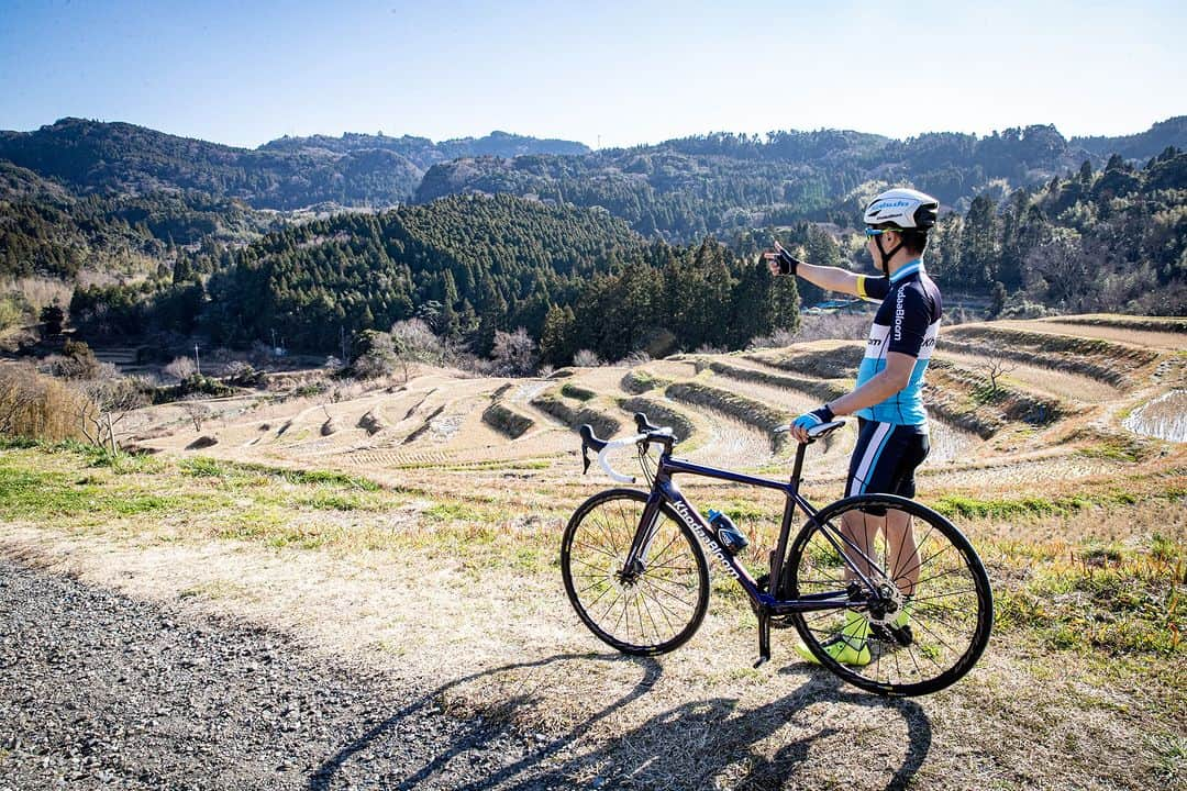 KhodaaBloomさんのインスタグラム写真 - (KhodaaBloomInstagram)「自転車メーカー ホダカ株式会社 (所在地：埼玉県越谷市、代表取締役社長：堀田宗男) のスポーツバイクブランド「KhodaaBloom (コーダーブルーム)」は、2023ラインナップから継続して販売を続ける「継続モデル」の一部において、価格改定し値下げすることといたしました。また、仕様の見直しをおこなったお求めやすい生活応援価格モデルを発売することといたしました。生活インフラ・必需品の値上げが続く昨今において、自転車を通じてお客様の生活を応援します。新価格は2023年9月16日（土）より適用いたします。  自転車業界においては、円安や人件費向上などの様々な要因で値上がりが続き、初心者が購入しやすい、いわば入門機であっても値上がりが続いたことで、消費者にとってサイクリングは趣味として気軽に始められない状態になっておりました。  弊社ではサイクリング文化の推進・拡大を企業理念に掲げ、「スポーツバイクの裾野を広げる」ことを使命にブランド活動を行ってまいりました。エントリーユーザーの減少は業界全体の課題であり、将来に渡ってサイクリング、自転車が愛されるものであるために、サイクリングが広く誰でも楽しめる趣味でなければならないと考えております。そこで弊社では今こそ消費者の皆さまに還元し、業界を盛り上げていくために生活応援価格を設定させていただきました。  今後も自転車業界を盛り上げ、スポーツバイクの裾野を拡大させていくために取り組んでまいります。  対象モデルの一覧など詳細は公式HPからご確認ください。 https://khodaa-bloom.com/?p=29649」9月15日 12時30分 - khodaabloom