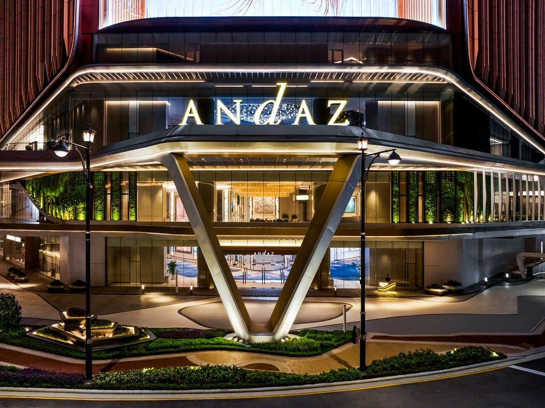 Andaz Tokyo アンダーズ 東京のインスタグラム：「マカオ屈指のリゾート地区コタイにアンダーズ マカオが本日オープンいたしました。ギャラクシーのIR施設「ギャラクシーマカオ」に隣接し、ダイナミックなアトラクションや豊富なレストラン・ショップへのアクセスも非常に便利でありながら、ローカルな雰囲気を味わえるタイパやコロアン地区にもほど近い魅力的なホテルです。地域の文化をイマーシブに体験できるアンダーズブランドらしく、700を超える客室にはマカオの地域文化を反映したンテリアを配し、19メートルの温水プール、ラウンジ、バー、ダイニングなど便利な施設も充実。レジャー・ビジネスどちらでもご満足いただけるラグジュアリー ライフスタイルホテルとして皆様をお迎えいたします。  A toast to the opening of @AndazMacau at @GalaxyMacau! We are thrilled to have Andaz Macau joining the Andaz family as the brand’s largest hotel globally, as well as its first and only hotel in Macau. Located between the picturesque and well preserved neighborhoods of Old Taipa and Coloane, the new hotel immerses you in the “real Macau”, allowing you to experience the city’s traditional heritage and diverse culture first-hand while providing easy access to the resort’s many cutting edge attractions such as Grand Resort Deck, Galaxy International Convention Center (GICC) and Galaxy Arena.  Featuring more than 700 uniquely appointed rooms and suites, a 19-meter indoor heated pool, Andaz Lounge, Andaz Bar and Andaz Kitchen, both leisure and business guests pursuing a modern lifestyle can discover an array of authentic, multisensory local experiences here. We can’t wait for you to visit soon!  #澳門安達仕酒店 #安達仕 #本地藝術 #時尚生活 #遇見安達仕 #澳門 #AndazMacau #Andaz #Experiencetherealmacau #localartandculture #lifestyle #WhenInAndaz #Macau #andazmacau #アンダーズマカオ #マカオ #マカオ観光」