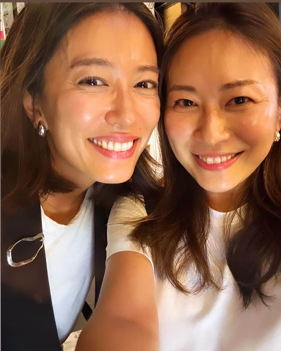 里田まいのインスタグラム：「高校からの仲のちーこ〜 え、24年くらいになる！？ ひぃえー！！ そりゃ顔のシワも増えるわけだ🤪  一緒にいたら面白いから、 ずーっと友達でいたいなぁ笑。  毎日会うわけじゃなくても、たまにでも会って、いろんな話して懐かし話して、解散して、  を、この先も続けていけるように、  お互いに健康で良い年の取り方できるように、  それぞれまた日常をそれなりにがんばろうなぁ〜」