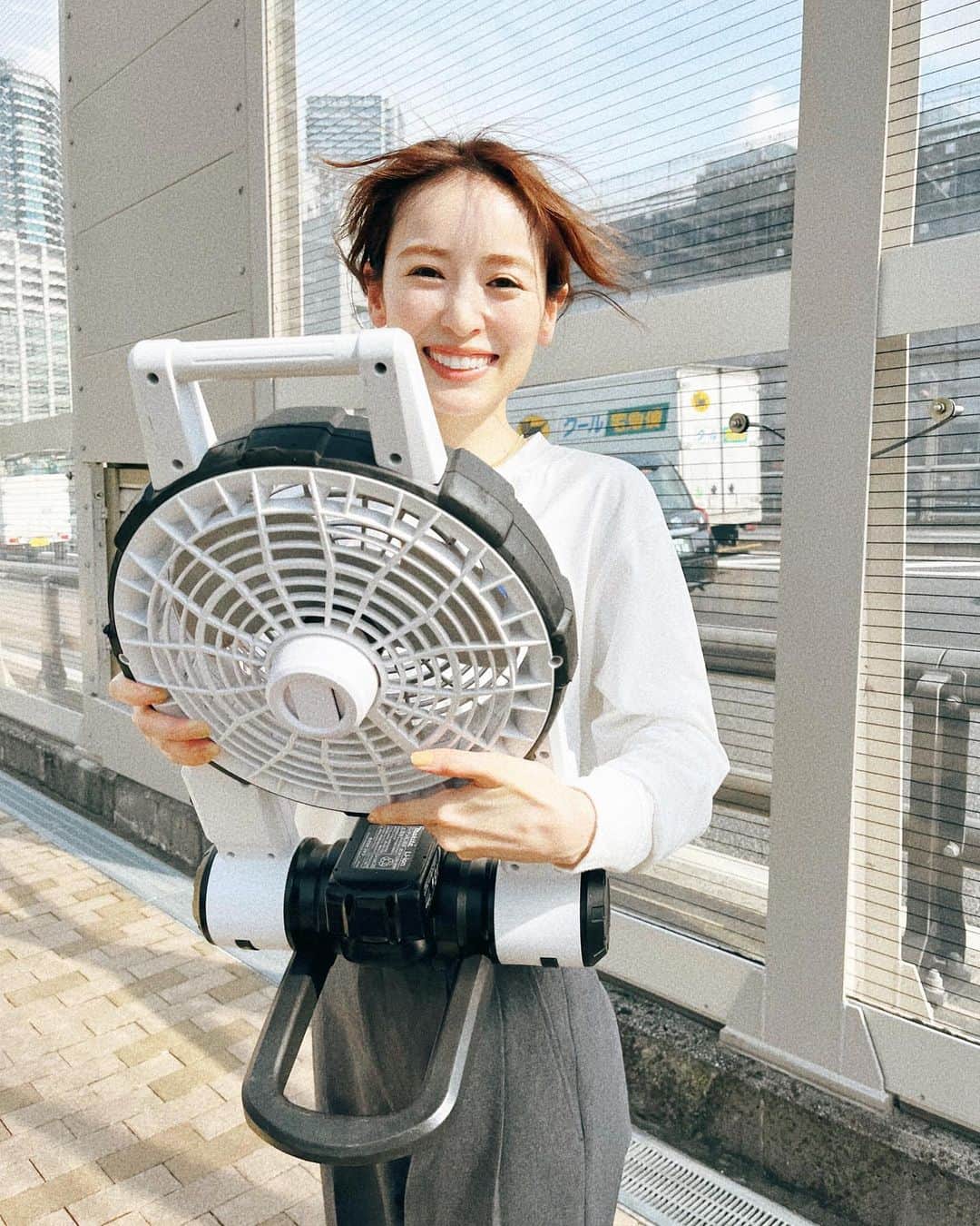 泉里香のインスタグラム：「日中のロケはまだまだ暑い〜🫠扇風機様〜✨」