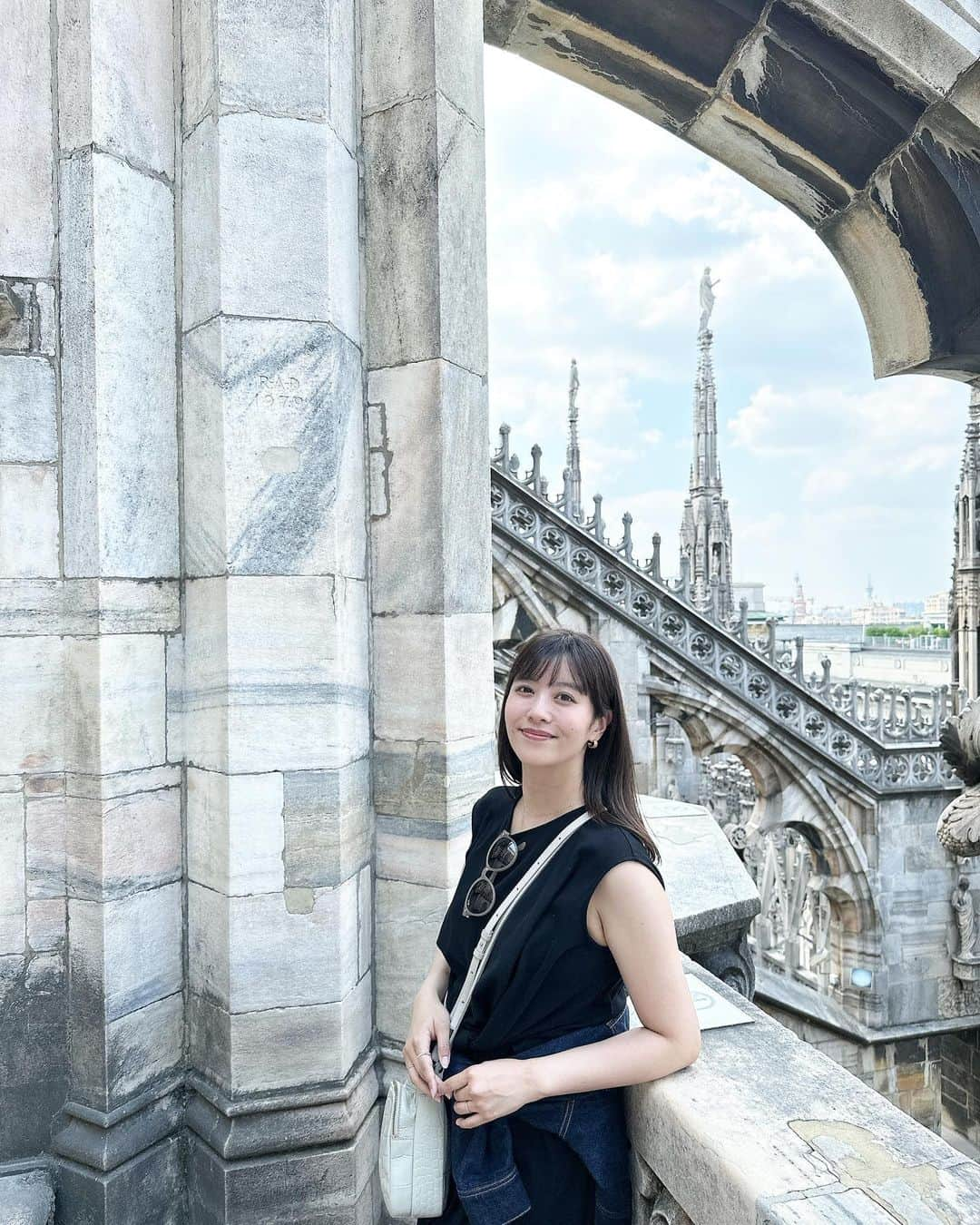 佐藤あやさんのインスタグラム写真 - (佐藤あやInstagram)「🇮🇹Milano🇮🇹 イタリアはミラノのドゥオモ大聖堂に行きました。  外観の迫力はもちろん、中に入ってからも細やかな造りが贅沢に施されていて、言葉を失う素晴らしさ✨  ミラノは滞在日数が少なかったので行けないかも？と思っていたけど、本当に行って良かった。。！  その日はドゥオモの側にあるショッピングアーケードのガレリアでサッカーの応援が盛り上がっていて、人がとても多くてたぶん爆竹？の火薬の匂いもすごくて入れなかった🤣 さすがサッカー大国イタリアですね⚽️  #Milano#duomodimilano#ミラノ#ドゥオモ#ドゥオモ大聖堂#ミラノ旅行#イタリア旅行」9月15日 12時38分 - faafa8