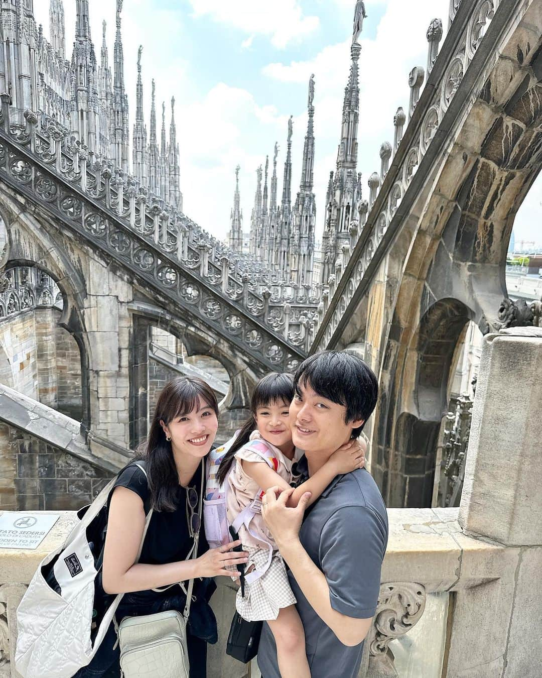 佐藤あやさんのインスタグラム写真 - (佐藤あやInstagram)「🇮🇹Milano🇮🇹 イタリアはミラノのドゥオモ大聖堂に行きました。  外観の迫力はもちろん、中に入ってからも細やかな造りが贅沢に施されていて、言葉を失う素晴らしさ✨  ミラノは滞在日数が少なかったので行けないかも？と思っていたけど、本当に行って良かった。。！  その日はドゥオモの側にあるショッピングアーケードのガレリアでサッカーの応援が盛り上がっていて、人がとても多くてたぶん爆竹？の火薬の匂いもすごくて入れなかった🤣 さすがサッカー大国イタリアですね⚽️  #Milano#duomodimilano#ミラノ#ドゥオモ#ドゥオモ大聖堂#ミラノ旅行#イタリア旅行」9月15日 12時38分 - faafa8