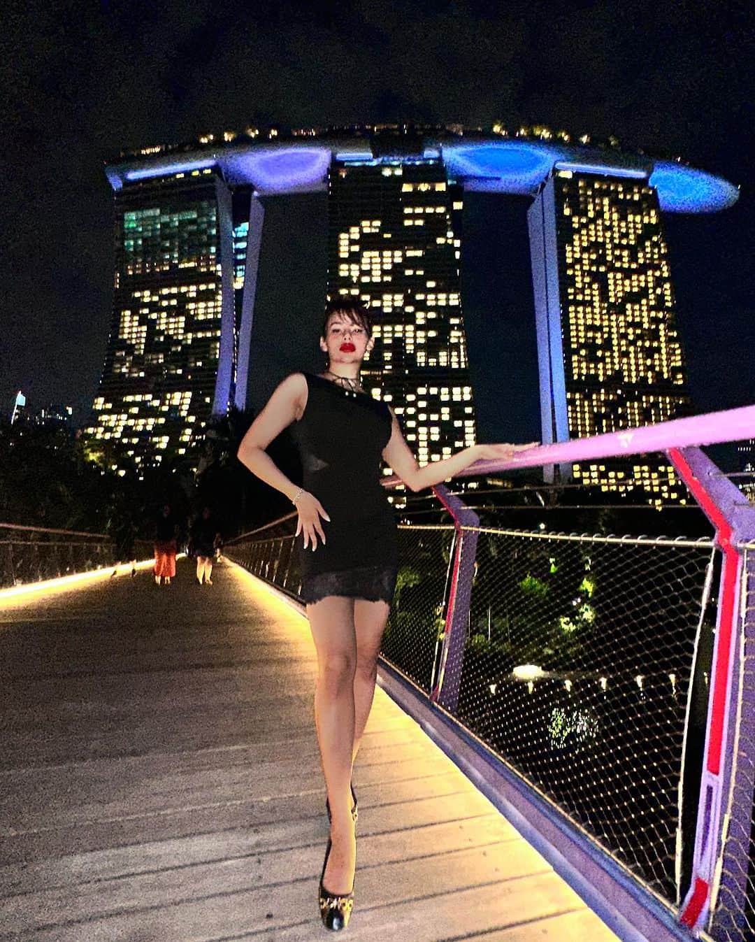 のインスタグラム：「Discovering my country after a long, long time away🤩🫶😍 . . . . #apriliman #yogadaily #yogagirl #traininghard #gymeveryday #workouteveryday #summertime #summervibes #summerstyle #summeroutfit #summernight #rooftopbar #ootdfashion #fashionblogger #modellife #modeling #feminine #womanstyle #singaporelife #singaporean #singaporegirl #merlion #worldtraveler #globetrotter」
