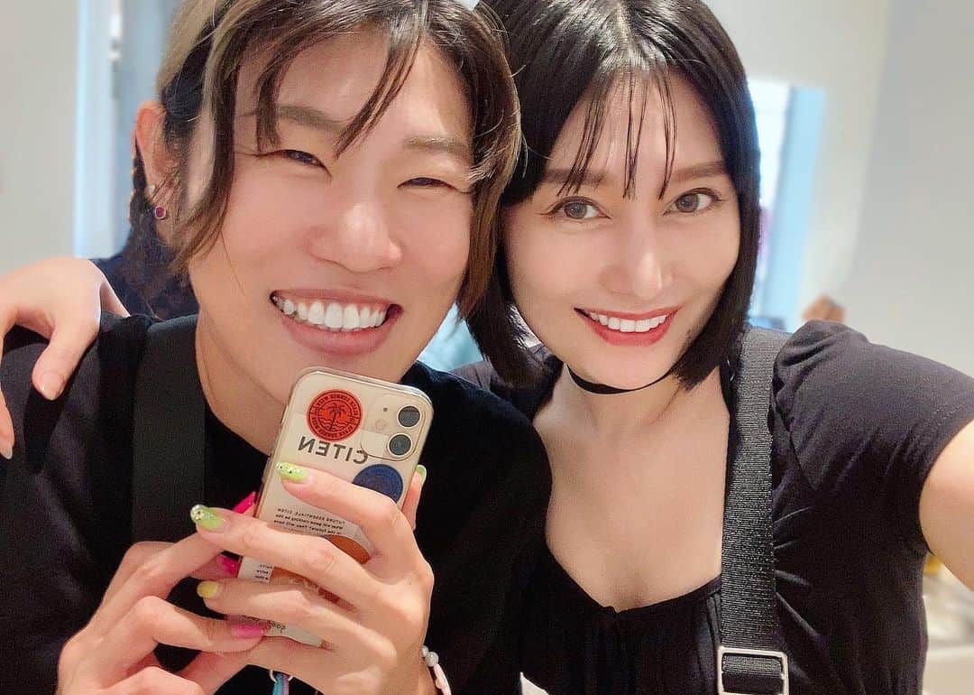 佐藤乃莉のインスタグラム：「私の展示会にも来てくれた @hambykana  さん🏄‍♀️🌊💄  素敵なメイクもネイルも💅 出来ちゃう上にサーフィンまでしちゃうアクティブ女子✨  現場では細やかな気遣いとセンス、 時にはニャンコみたいなこの笑顔で場を和ませてくれる😸✨  それに彼女の作るハッピーカラーな小物達は見てるだけで元気をもらえるの🌈🎨🩵🧡🩷  #smile #makeupartist #笑顔#friends」