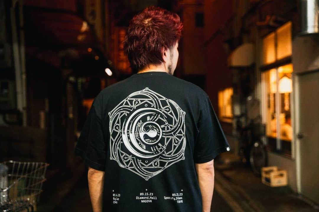 Crossfaithさんのインスタグラム写真 - (CrossfaithInstagram)「「Crossfaith Japan Tour 2023 - Dawn - OFFICIAL MERCH 」  Dawn Tour Tee - @cmyka.type   O Species Tee - @remi.bordet   Faith Tee - @jdg.94   Electric Shock Tee - @alexbnyc   Sound System L/S Tee - @muntasirmohamed   Photo by @shot.row」9月15日 13時07分 - crossfaithjapan