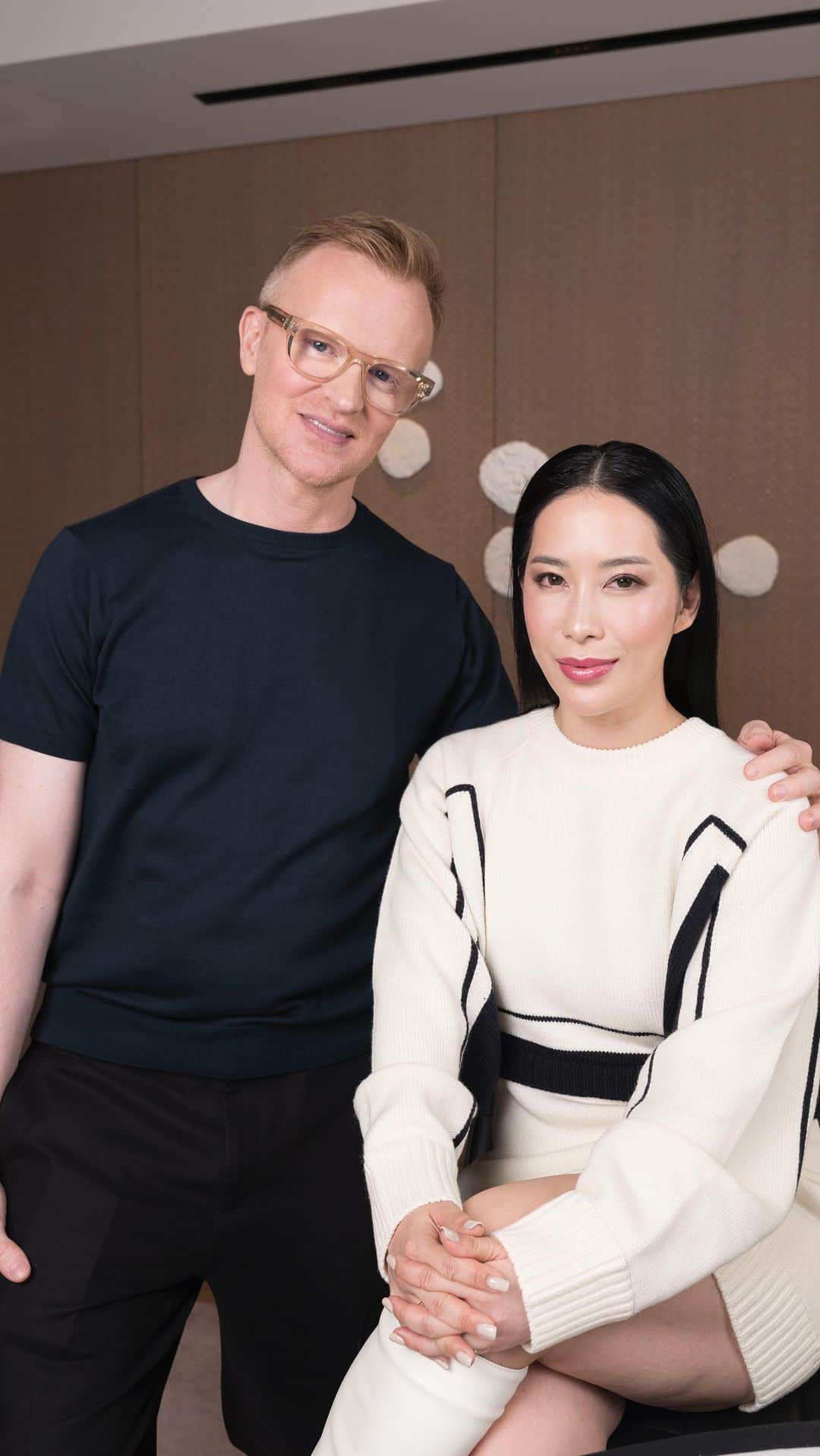 Clé de Peau Beauté Officialのインスタグラム：「Our Global Color Director @BenjaminPuckey recently caught up with fellow makeup artist and #CPBCollective member @Emquee at #TheScienceOfSkinIntelligence event in Tokyo, where he did her makeup for the evening. Here are some pro tips to recreate Michelle’s flawless look:   - Always start with a good brush to ensure smooth coverage all over - Apply #RadiantFluidFoundationNatural from the center of the face, and gently blend the color out to the perimeters   - Apply a little bit of #TheFoundation as a highlighter - Use #CreamRougeSparkles as a topper for that extra bit of radiance」