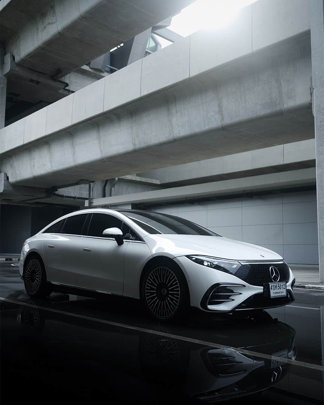Mercedes-Benz Thailandのインスタグラム：「⚡️🔋ได้เวลาออกเดินทางไปกับสุดยอดยนตรกรรมไฟฟ้าเต็มรูปแบบ EQS 500 4MATIC AMG Premium เพียงชาร์จเต็ม 1 ครั้งพาคุณขับเคลื่อนได้ไกลถึง 702 กม. ที่อัตราเร่งจาก 0-100 กิโลเมตรต่อชั่วโมง ในเวลาเพียง 4.8 วินาที และปลอดภัยไปอีกขั้นด้วยเทคโนโลยีไฟหน้าแบบ DIGITAL LIGHT ที่ให้ความละเอียดถึง 1.3 ล้านพิกเซล ให้คุณเดินทางได้อย่างมั่นใจในทุกช่วงเวลา  *อุปกรณ์บางส่วนในภาพอาจแตกต่างจากที่จำหน่ายจริง โปรดตรวจสอบรายการอุปกรณ์ของรถยนต์แต่ละรุ่นที่ผู้จำหน่ายฯ อย่างเป็นทางการทั่วประเทศ *ระยะทางถูกวัดตามมาตรฐานของ DIR 2017/1151/EU ซึ่งเป็นไปตาม WLTP *ระยะทางที่ขับได้จริงขึ้นอยู่กับพฤติกรรมการขับขี่ของแต่ละบุคคล ลักษณะเส้นทาง อุณหภูมิแวดล้อม จำนวนผู้โดยสารในรถ และปัจจัยอื่นๆ *ระยะเวลาในการชาร์จจริงขึ้นอยู่กับ กำลังไฟในการชาร์จ อุณหภูมิระหว่างชาร์จ ประสิทธิภาพการทำงานของแบตเตอรี่ ประสิทธิภาพของสายชาร์จ ประสิทธิภาพของสถานีชาร์จและปัจจัยอื่นๆ  #EQS #MercedesBenz #MercedesBenzThailand」