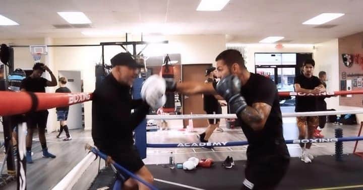 ホルヘ・リナレスのインスタグラム：「Gracias a todos por su apoyo estos últimos meses. He estado trabajando duro y preparándome para el 21 de octubre.   Quiero felicitar a uno de mis coaches, Fernando Díaz (@fernando_diaz80) quien está aquí conmigo durante su cumpleaños, haciendo sacrificios para lograr la victoria! 💪🥊」