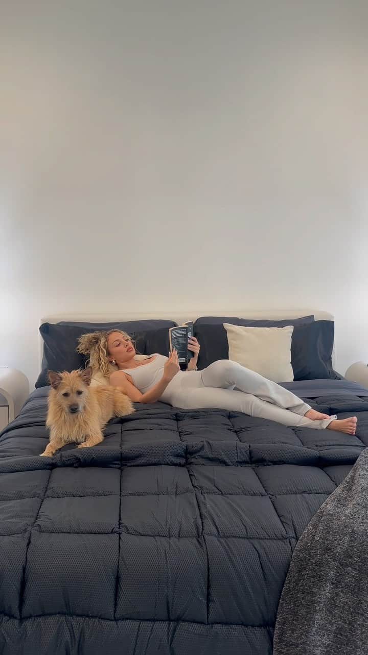 ナタリー・パリスのインスタグラム：「Here is how I like to make my bed feel cozy! ☁️ I’m in love with our Ophelia Bed it’s sleek and stylish plus truly feels like a cloud to sleep on. Made with European slat system and fine fabrics. We sleep with Organic Bamboo Viscose Sheets which are incredible soft and durable. I paired it all up with our Vienna nightstands for a minimal touch. @roveconcepts 🛌🩶 #refinedluxuryliving #opheliabed #viennanightstands」
