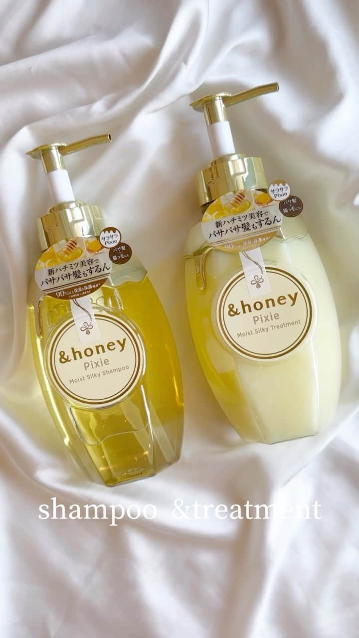 福本沙織のインスタグラム：「new shampoo,treatment🧴 &honeyからパサつき、絡まりをケアできるシリーズ💡 &honey史上1番軽い仕上がりになるサラサラタイプだそうです💎  香りはフルールハニー🍯で甘すぎず上品な香り🤭 ボトルには猫っ毛にちなんでポンプが猫になってました😽 実際使ってみたけど泡立ち良くて香りがしっかりしてました💡 広がりやすい髪質だけどサラサラになった気がします🤍  #ホンネPR #アンドハニー  #アンドハニーピクシー  #シャンプーおすすめ #トリートメントでツヤツヤ #ヘアケア用品 #ヘアケアグッズ #🍯」