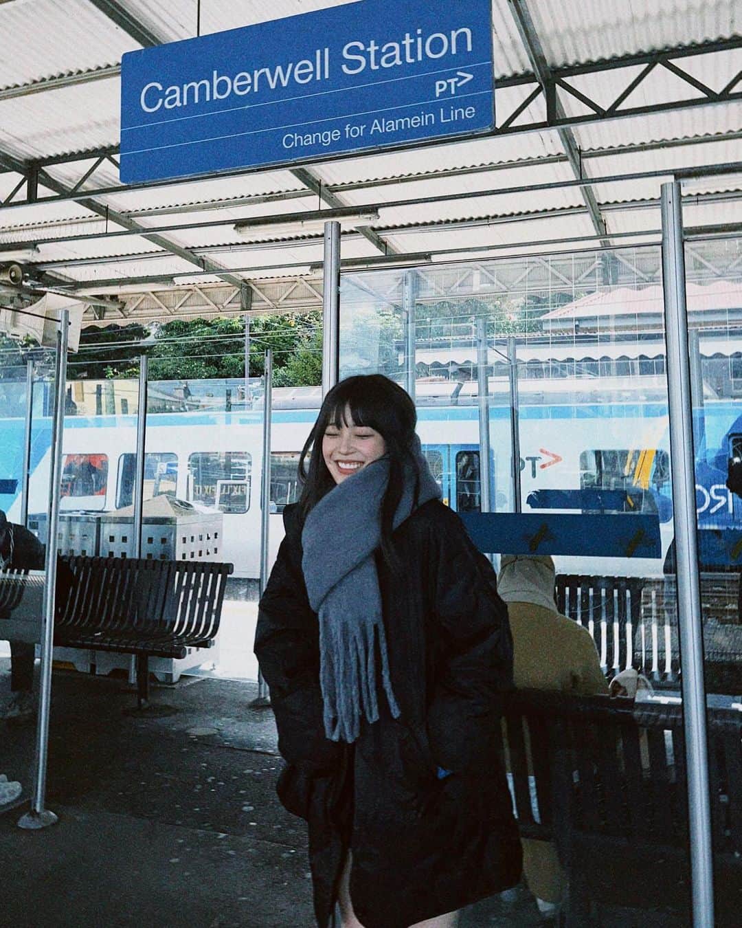 斉藤花耶のインスタグラム：「現地の友達に撮ってもらった🚉＋🍨4コマ＋オマケ」