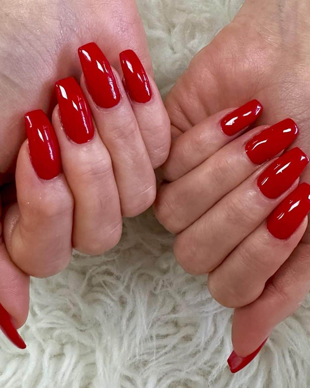 武田久美子さんのインスタグラム写真 - (武田久美子Instagram)「. 赤のマニキュア❣️ ネイルシャン💅に 私の手の肌色とマッチする赤を選んで貰いました! カラーは微妙でして、 私は自分の肌色が最も綺麗に見える色をチョイスしています💜  #nails #nailcolor #rednails」9月15日 13時03分 - kumikotakedaofficial