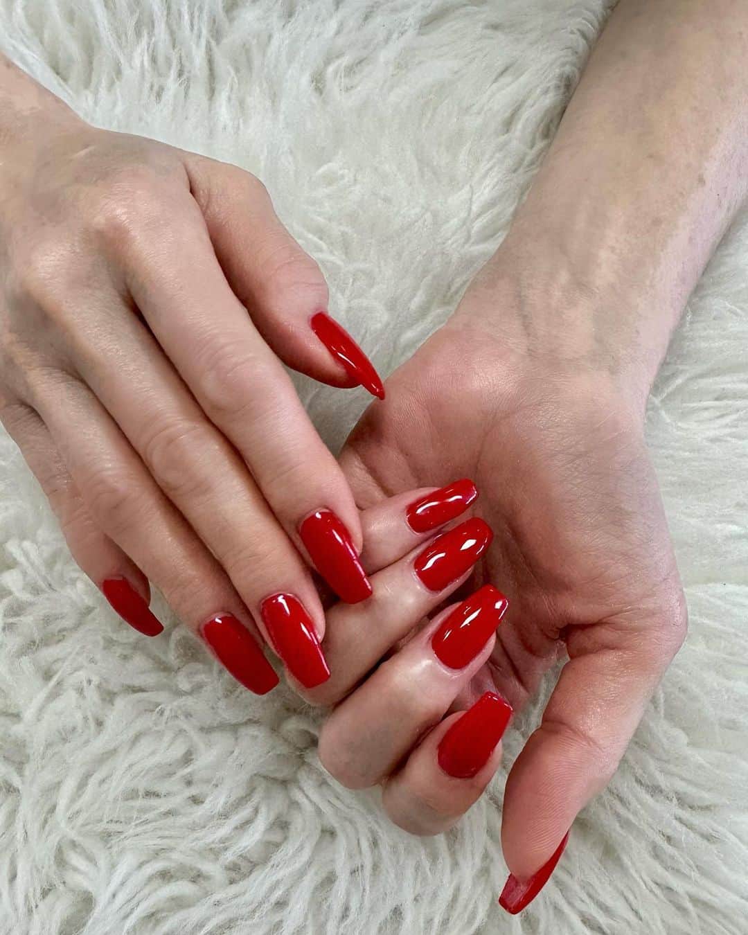 武田久美子さんのインスタグラム写真 - (武田久美子Instagram)「. 赤のマニキュア❣️ ネイルシャン💅に 私の手の肌色とマッチする赤を選んで貰いました! カラーは微妙でして、 私は自分の肌色が最も綺麗に見える色をチョイスしています💜  #nails #nailcolor #rednails」9月15日 13時03分 - kumikotakedaofficial