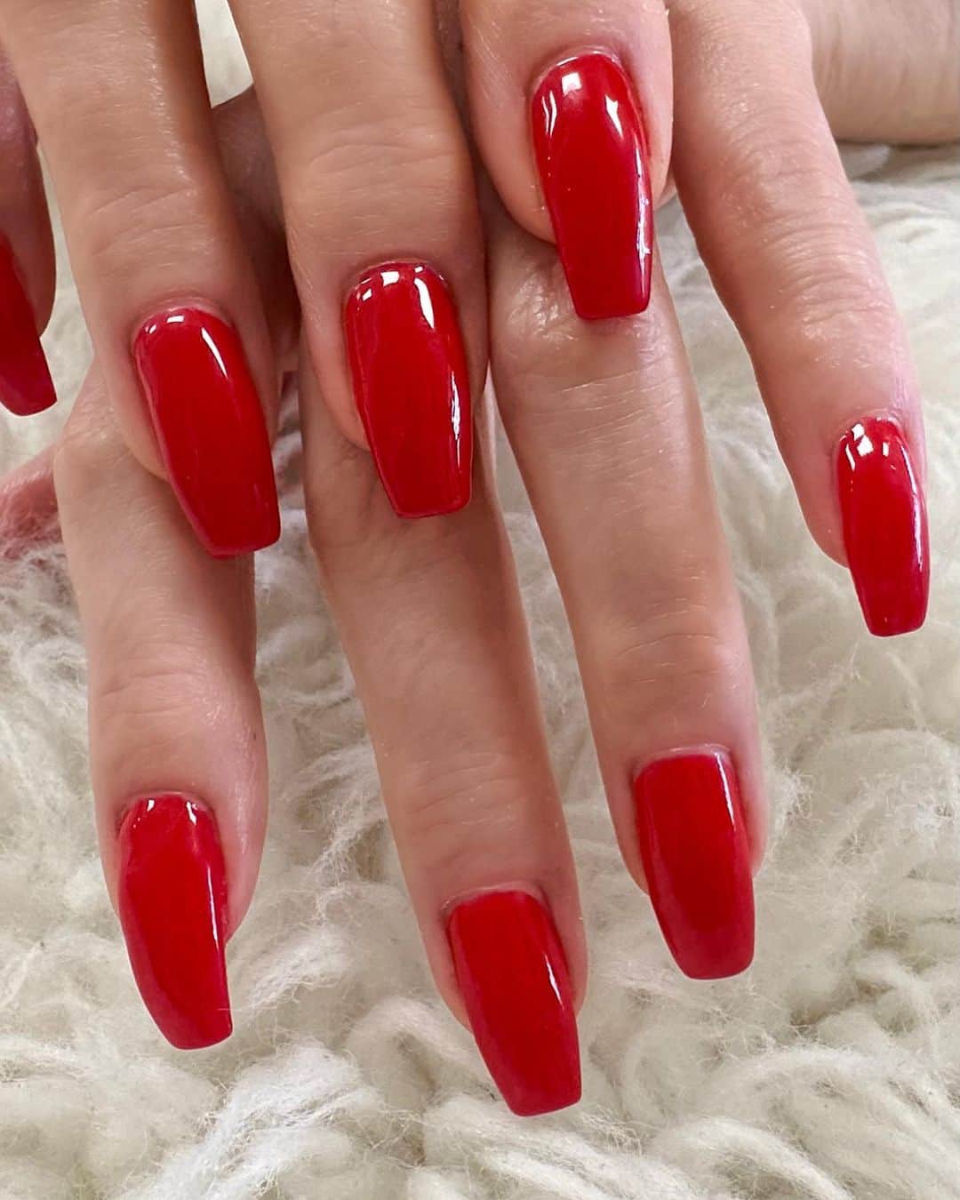 武田久美子のインスタグラム：「. 赤のマニキュア❣️ ネイルシャン💅に 私の手の肌色とマッチする赤を選んで貰いました! カラーは微妙でして、 私は自分の肌色が最も綺麗に見える色をチョイスしています💜  #nails #nailcolor #rednails」