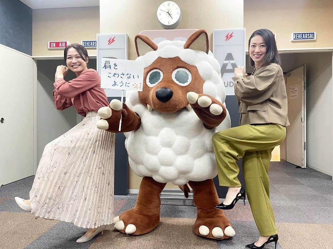 田中雅美さんのインスタグラム写真 - (田中雅美Instagram)「そしてそして、  メーテレ「アップ」のお天気コーナーに出演の気象予報士、富永幸さん @to_miyuki.wm  が、明日、中日ドラゴンズファームの試合にて、始球式を務められる予定です！！！  ・ ・ 私は月曜日に、日本ハムファイターズファーム鎌ヶ谷スタジアムでファーストピッチ。 お互いに「頑張ろうねー」と励まし合っております😆  ・ ・ #ピッチング #始球式 #ファーストピッチ #富永幸　さん #気象予報士  #ウルフィ #応援ありがとう」9月15日 13時05分 - tanakamasami_official