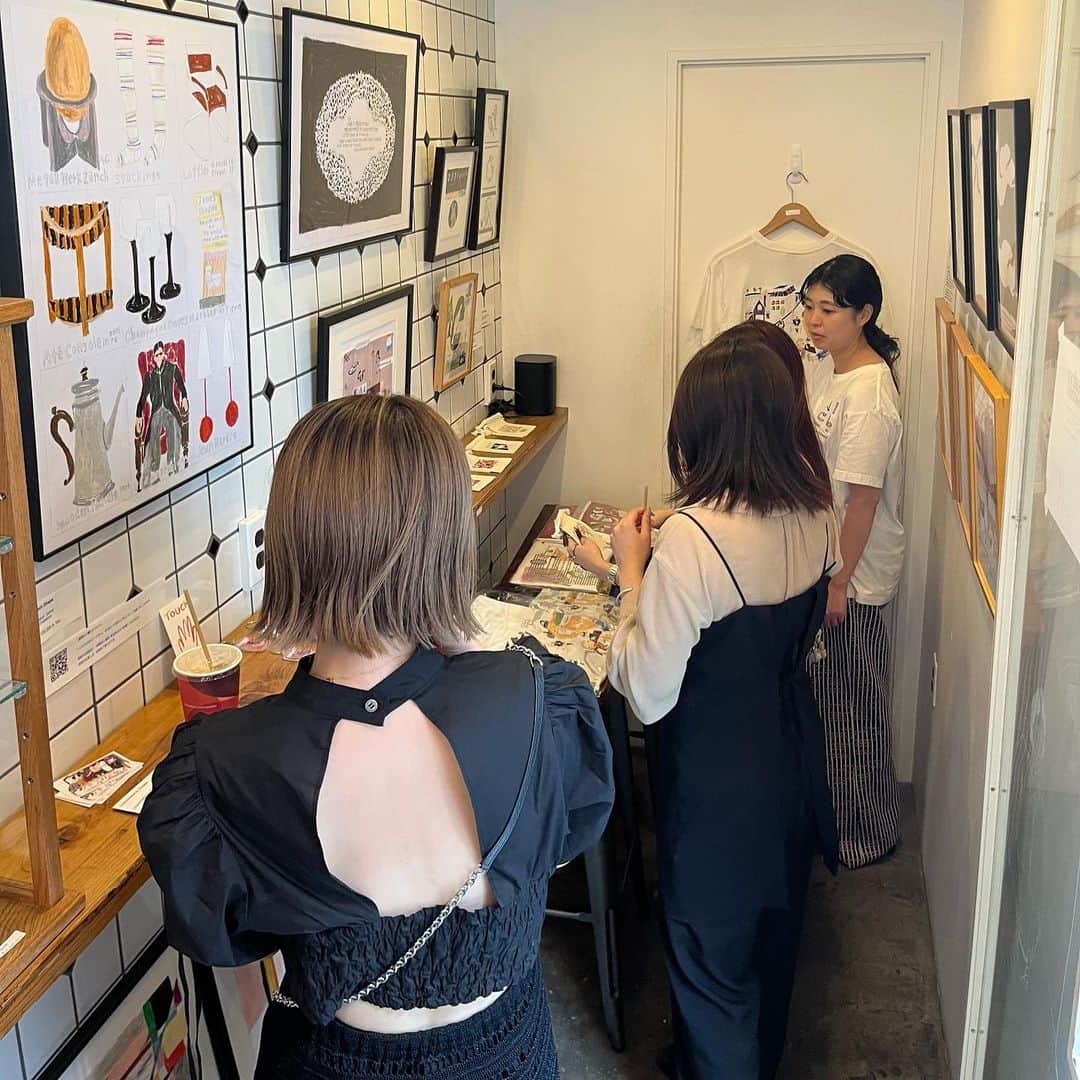 のインスタグラム：「【ABOUT LIFE COFFEE BREWERS 道玄坂】  Very popular exhibition event✨ →@convenienceyoung   You can enjoy the exhibition while having a coffee!☕︎  大好評の展示イベント🏃‍♂️ → @convenienceyoung   コーヒーを楽しみながら展示もお楽しみ頂きます🥤  2023.9.9〜2023.9.23 9:00〜18:00☕️🖼️ ＊お支払いは現金又はPayPayのみとなります。  🚴dogenzaka shop 9:00-18:00(weekday) 11:00-18:00(weekend and Holiday) 🌿shibuya 1chome shop 8:00-18:00  #aboutlifecoffeebrewers #aboutlifecoffeerewersshibuya #aboutlifecoffee #onibuscoffee #onibuscoffeenakameguro #onibuscoffeejiyugaoka #onibuscoffeenasu #akitocoffee  #stylecoffee #warmthcoffee #aomacoffee #specialtycoffee #tokyocoffee #tokyocafe #shibuya #tokyo」
