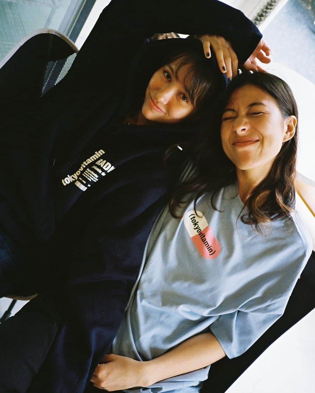 のインスタグラム：「… tokyovitamin  POP UP SHOP at BEAMS T HARAJUKU 9.22(fri) - 10.1(sun)  国内を中心に海外でも様々な形でアーティストとプロジェクトを取り組んでいるレーベル〈tokyovitamin〉とのPOP UP SHOPを9月22日（金）より「ビームスT 原宿」にて開催します。 今回のPOP UP SHOPでは、ここ最近〈tokyovitamin〉のアイテムでは使用していないレアなオリジナルロゴを落とし込み〈BEAMS T〉の別注で製作しました。ファン垂涎のアイテムは、フーディー、クルーネックスウェット、Tシャツ、クッションがラインナップ。 また、POP UP SHOPの初日には19:00よりブランドに所縁のあるアーティスト〈Gliiico〉によるライブ、〈tokyovitamin〉のメンバーによるDJのイベントを開催します。是非お楽しみに。  Reception Party 9.22(fri) 19:00～22:00 LIVE：@gliiicogliiico DJ：@tokyovitamin  #tokyovitamin #beams #beamst @tokyovitamin @beams_official @beams_t」