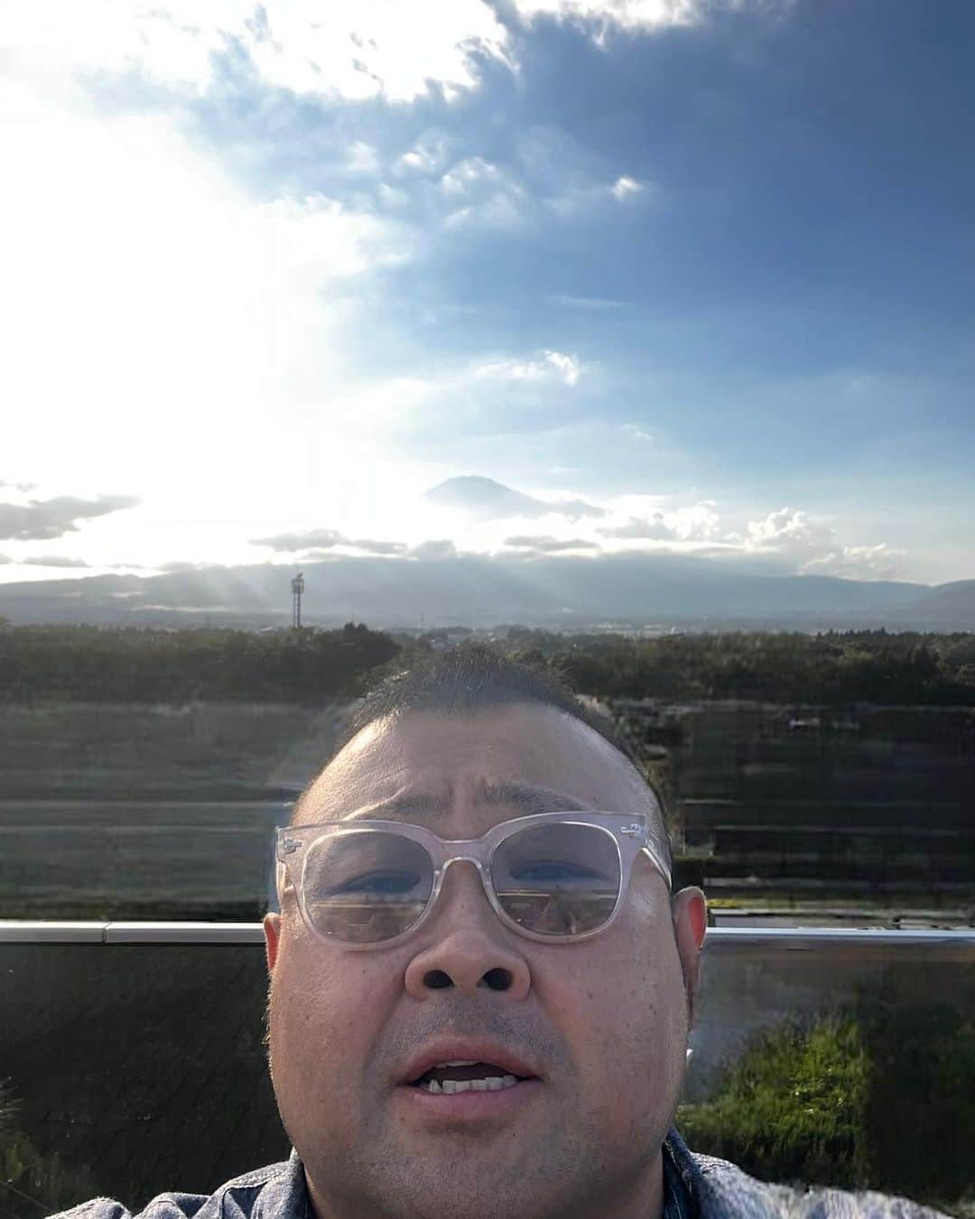 脇知弘のインスタグラム：「逆光で全然ダメダメでしたが 奇跡的に撮れた 富士山の頂上😍 雲から出てるのもいいですね〜🗻  #脇知弘#富士山#逆光#ダメダメ#奇跡的#頂上」