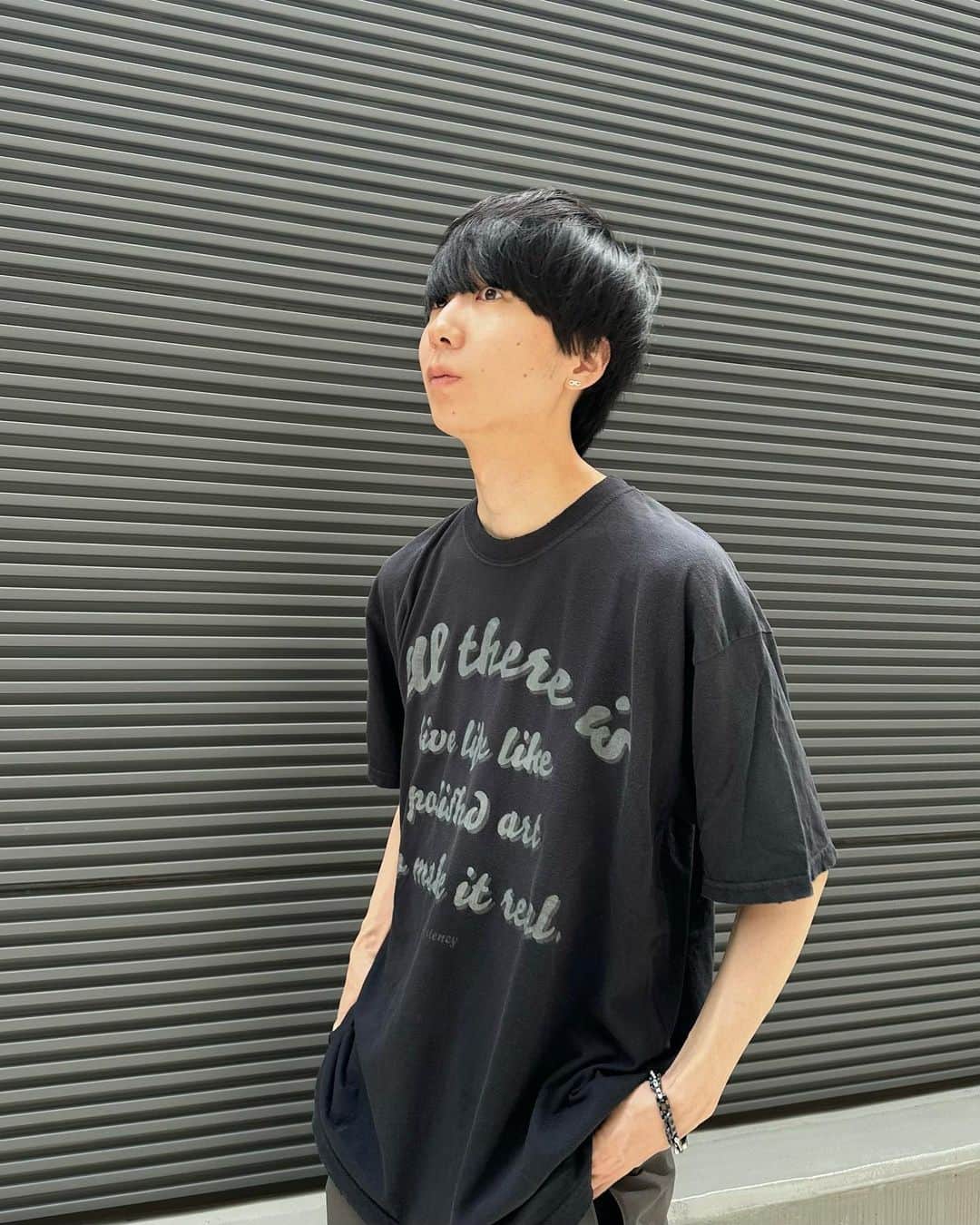 川谷絵音のインスタグラム：「本日20時発売の9years VINTAGE Tシャツ。メジャーデビューした当時のTシャツを9年間着用し続けたイメージで制作してます📸  All there is live life like polished art to make it real. ”磨いた芸を 生き様で本物 にしていくだけ”」
