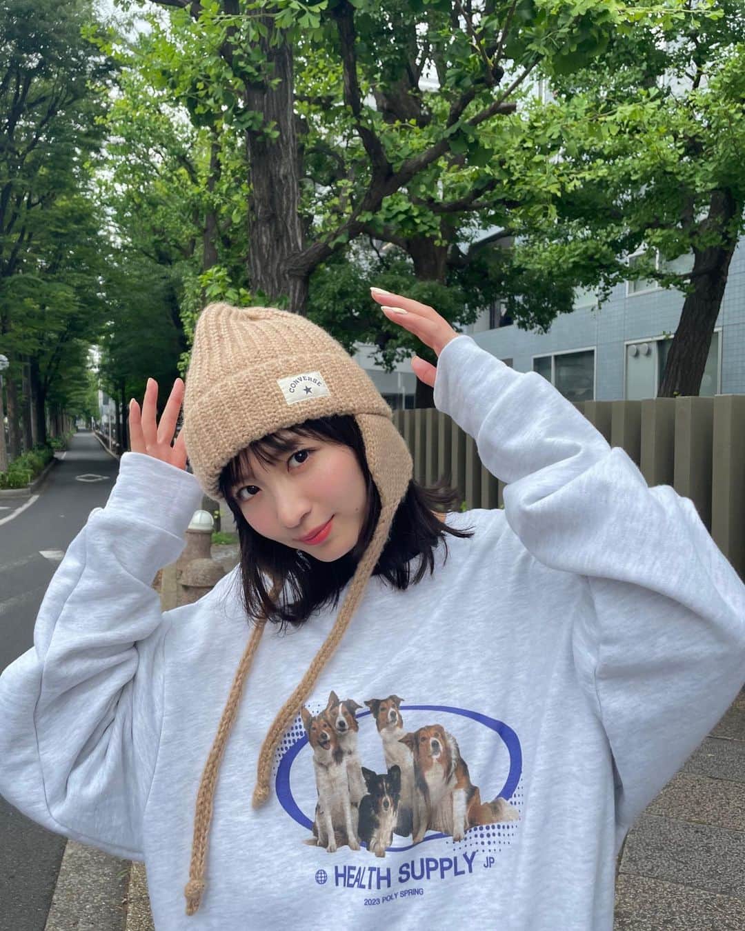 岡崎紗絵のインスタグラム：「Ray10月号🍪  着回ししました〜！ まだまだ暑いですが陽の感じが 少しずつ秋、、🍂 ファッション楽しいねえ  まだの方はチェック！  #ray #10月号 #連載も見てね」