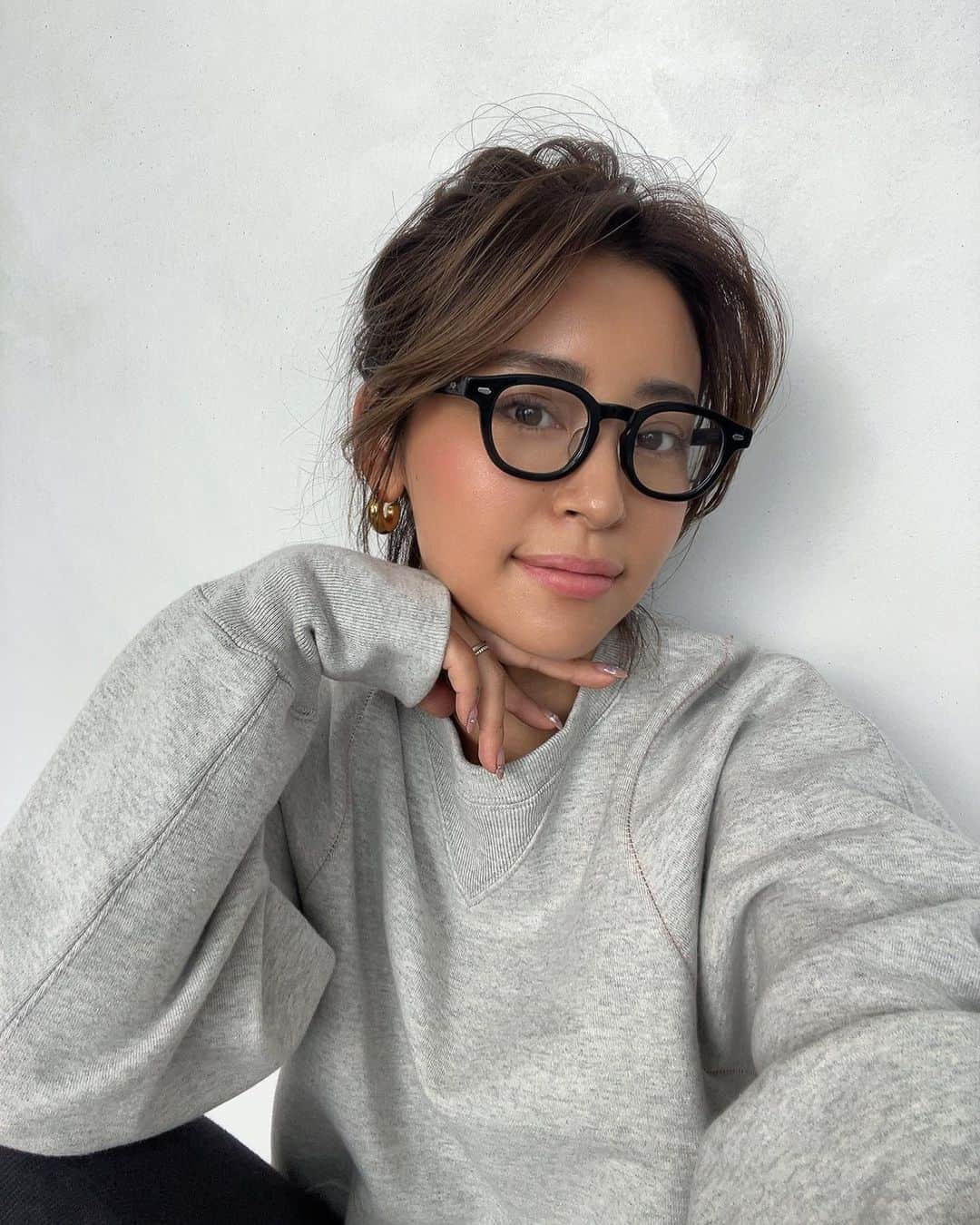 山中美智子のインスタグラム：「あおいちゃんコラボメガネ👓  今日発売の新作スウェットに合わせて❤︎  @aoi186  @zoff_eyewear   @alexiastam_official」