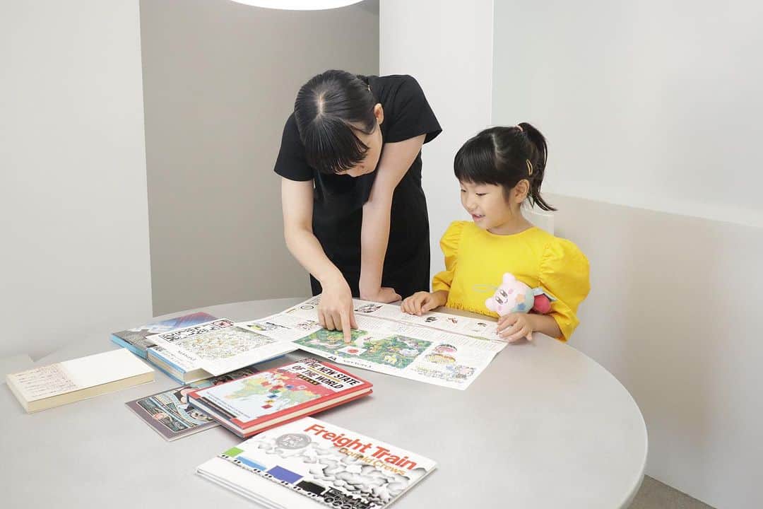 naoko tawaraさんのインスタグラム写真 - (naoko tawaraInstagram)「ATAKAにて開催しているE&Yの展示会「Digging through E&Y」。7月から9月まで各月3会期に分けて開催しており、いよいよ明日からは最終回Vol.3 マックス・ラムがはじまります。 ※詳細は @ataka_jp をチェック  デザイナーそれぞれに焦点をあてながら、一つひとつの作品と深く向き合うことを目的としている本企画。 vol.1ではスズキユウリさん、vol.2では二俣公一さんに着目し、彼らがこれまでに影響を受けたモノコトと合わせて展示することで、より解像度を上げて楽しめる内容になっていました。また作品と対峙した時との間合いや、一歩引いてみた時の空間との調和がよくて、いろんな角度から眺めてました。 マックス・ラムでは一体どんな展示になってるのか。 これまで来ていただいた方はもちろん、展示を見ていない方もぜひみにいってほしいです。  - Digging through E&Y Vol.3 マックス•ラム https://ataka-jp.com/journal/digging-through-e-y-vol3 @eandy.official  @ataka_jp   [会期]2023年9月16日(土)-9月24日(日)  [時間]13:00-19:00 [会場]ATAKA (大阪府大阪市生野区勝山南3-8-27) 会期中無休、予約不要 [問合]info@ataka-jp.com [主催]ATAKA [協力]E&Y [オンラインショップ販売期間]2023年9月16日(土)-10月4日(水)  - Max Lamb(マックス•ラム) 1980年生まれ。英国西部臨海に位置する田園の街コーンウォールで幼少期を過ごし、自然を愛する気持ちや、物を作るという精神とともに、伝統的な方法と、従来の型にはまらない方法の両面から素材の探求を行うようになる。現在も、素材が本来持っているよさを活かしながら、その機能を再考し、コミュニケーションにおいて効果的なシンプルなデザインを通して、プロダクト、メーカー、ユーザー三者の間に良い関係性を生み出そうとしている。ノーサンブリア大学卒業後、2006年にロイヤル•カレッジ•オブ•アート(RCA)修士号を取得。レクチャーやワークショップのリーダーを務めつつ、ロンドンを拠点に、伝統的な素材の考え方を用い、自ら行程に携わる事で新しいデザインを生み出す活動を行っている。 - #EandY #ATAKA #exhibition #products #furniture #design #デザイン #家具　#大阪イベント #osaka」9月15日 13時18分 - noknok705