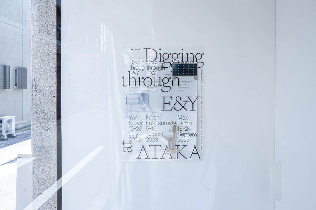 naoko tawaraのインスタグラム：「ATAKAにて開催しているE&Yの展示会「Digging through E&Y」。7月から9月まで各月3会期に分けて開催しており、いよいよ明日からは最終回Vol.3 マックス・ラムがはじまります。 ※詳細は @ataka_jp をチェック  デザイナーそれぞれに焦点をあてながら、一つひとつの作品と深く向き合うことを目的としている本企画。 vol.1ではスズキユウリさん、vol.2では二俣公一さんに着目し、彼らがこれまでに影響を受けたモノコトと合わせて展示することで、より解像度を上げて楽しめる内容になっていました。また作品と対峙した時との間合いや、一歩引いてみた時の空間との調和がよくて、いろんな角度から眺めてました。 マックス・ラムでは一体どんな展示になってるのか。 これまで来ていただいた方はもちろん、展示を見ていない方もぜひみにいってほしいです。  - Digging through E&Y Vol.3 マックス•ラム https://ataka-jp.com/journal/digging-through-e-y-vol3 @eandy.official  @ataka_jp   [会期]2023年9月16日(土)-9月24日(日)  [時間]13:00-19:00 [会場]ATAKA (大阪府大阪市生野区勝山南3-8-27) 会期中無休、予約不要 [問合]info@ataka-jp.com [主催]ATAKA [協力]E&Y [オンラインショップ販売期間]2023年9月16日(土)-10月4日(水)  - Max Lamb(マックス•ラム) 1980年生まれ。英国西部臨海に位置する田園の街コーンウォールで幼少期を過ごし、自然を愛する気持ちや、物を作るという精神とともに、伝統的な方法と、従来の型にはまらない方法の両面から素材の探求を行うようになる。現在も、素材が本来持っているよさを活かしながら、その機能を再考し、コミュニケーションにおいて効果的なシンプルなデザインを通して、プロダクト、メーカー、ユーザー三者の間に良い関係性を生み出そうとしている。ノーサンブリア大学卒業後、2006年にロイヤル•カレッジ•オブ•アート(RCA)修士号を取得。レクチャーやワークショップのリーダーを務めつつ、ロンドンを拠点に、伝統的な素材の考え方を用い、自ら行程に携わる事で新しいデザインを生み出す活動を行っている。 - #EandY #ATAKA #exhibition #products #furniture #design #デザイン #家具　#大阪イベント #osaka」